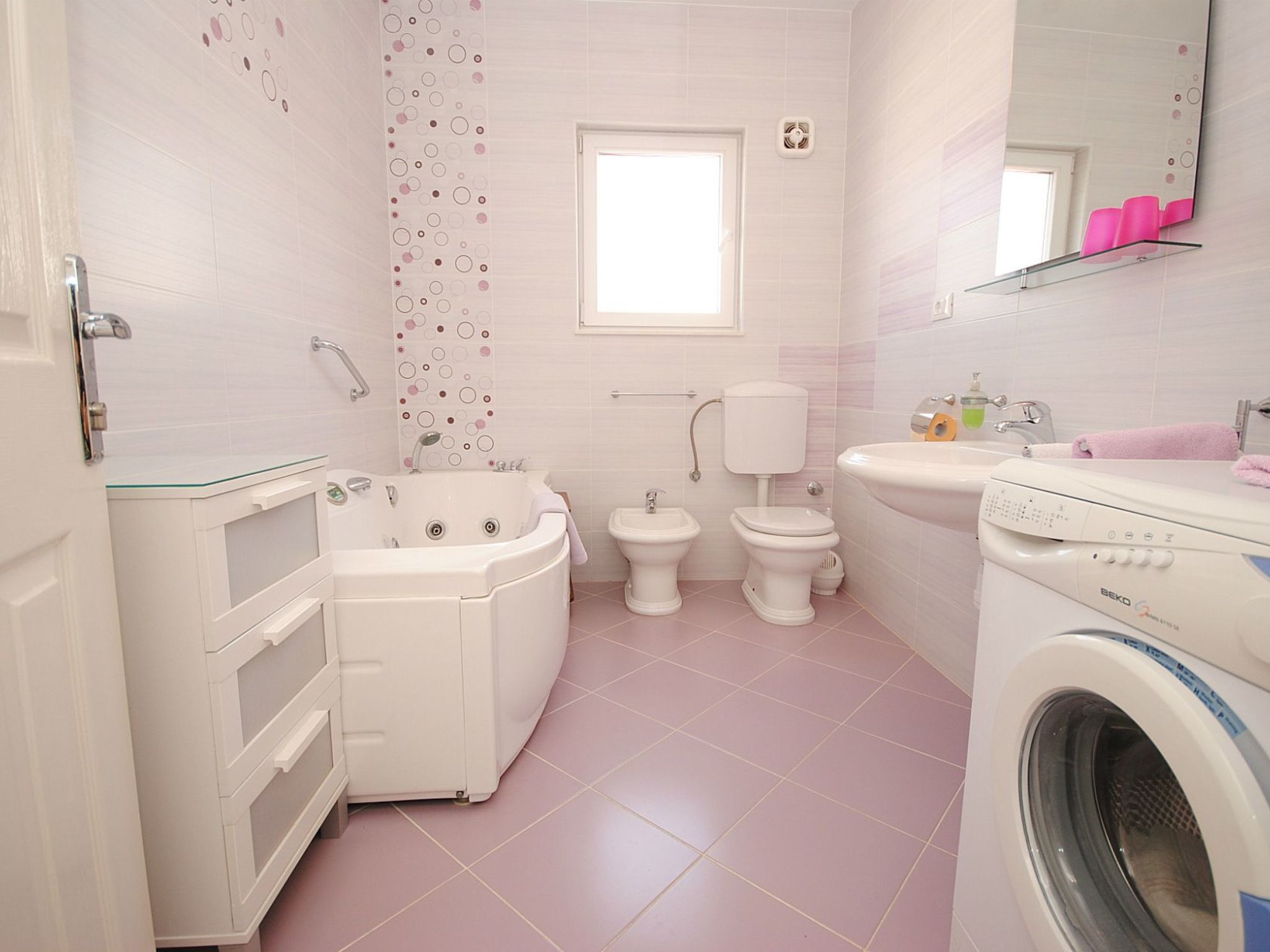 Geräumige Wohnung in erster Reihe zum Strand in Okrug-Drinnen