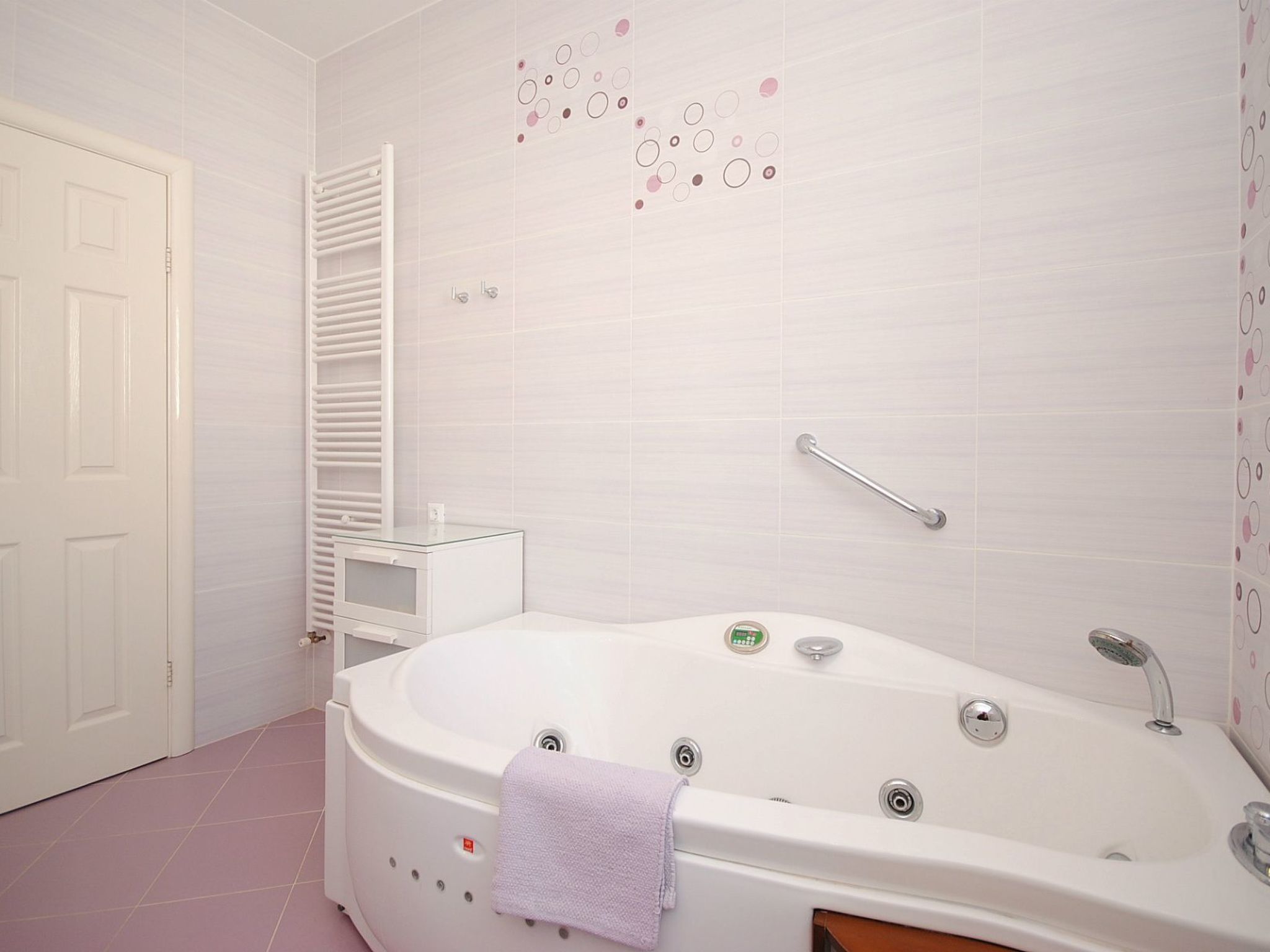 Geräumige Wohnung in erster Reihe zum Strand in Okrug-Image-tags.info