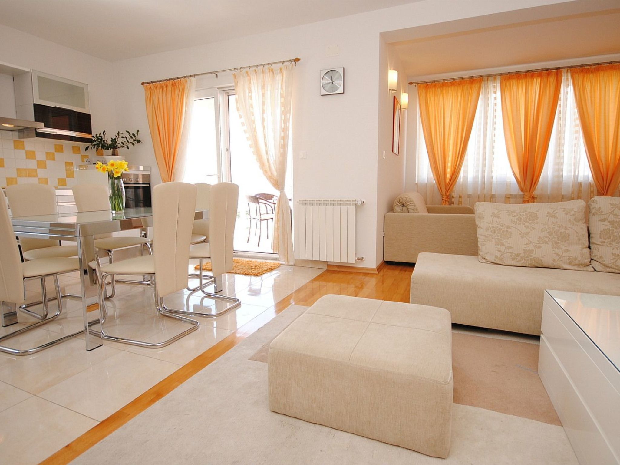 Geräumige Wohnung in erster Reihe zum Strand in Okrug-Image-tags.info