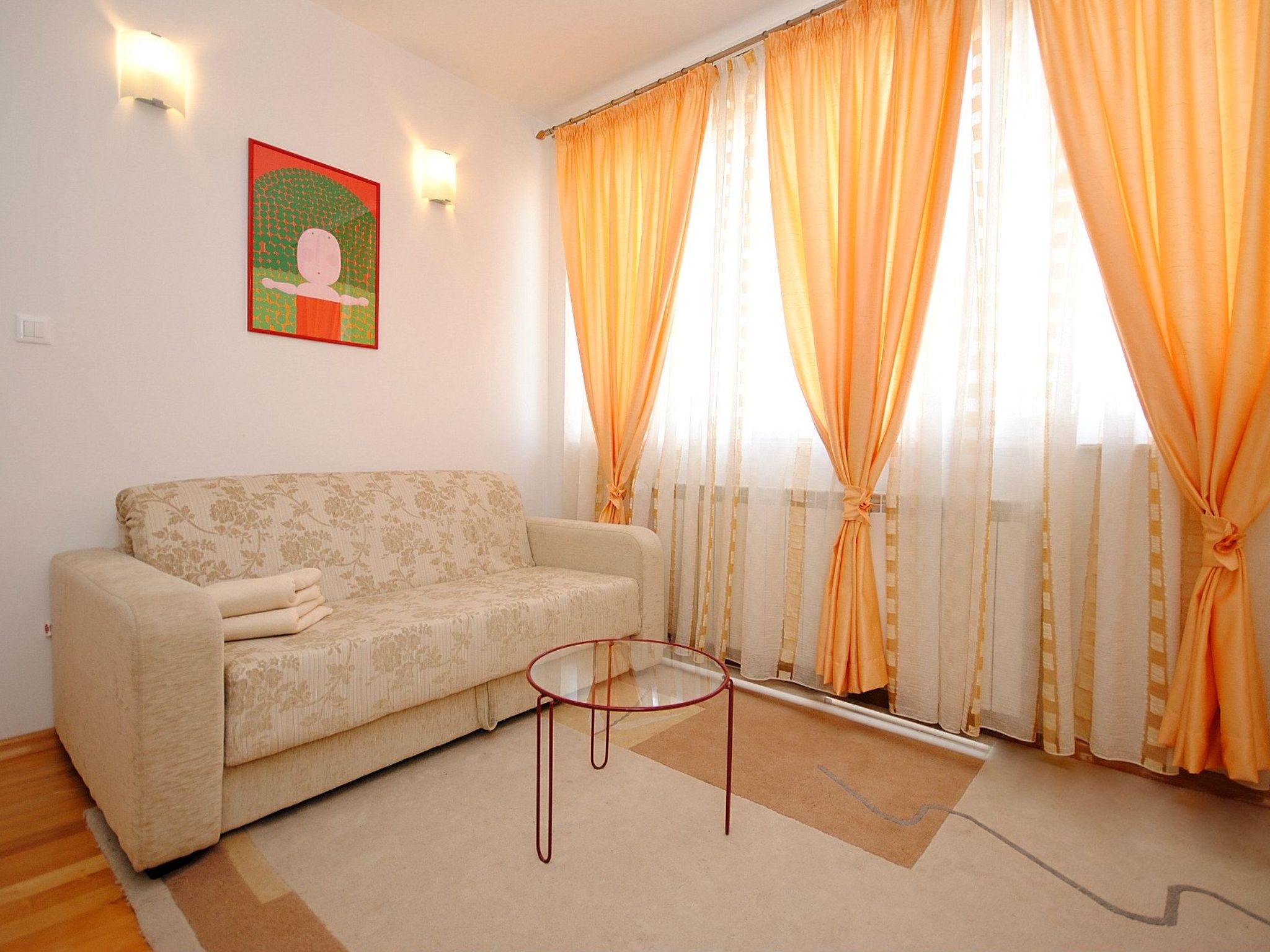 Geräumige Wohnung in erster Reihe zum Strand in Okrug-Drinnen