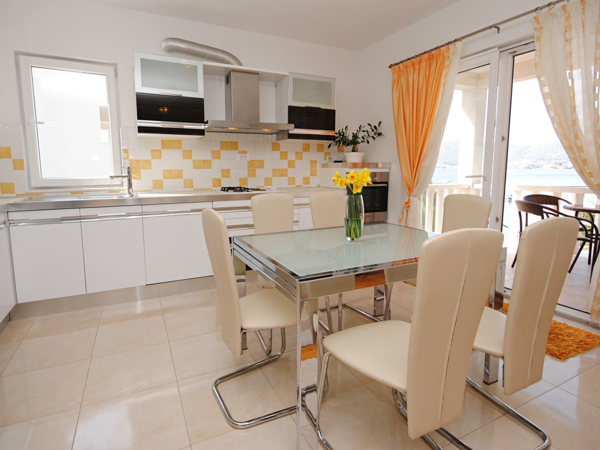 Geräumige Wohnung in erster Reihe zum Strand in Okrug-Image-tags.info