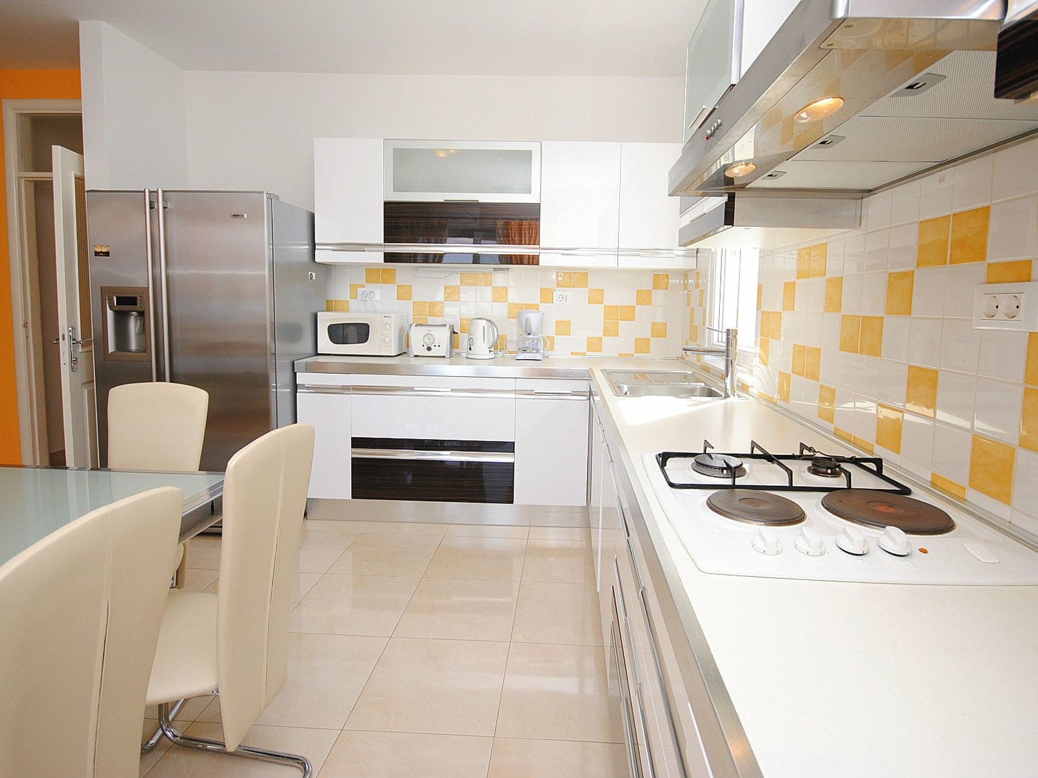 Geräumige Wohnung in erster Reihe zum Strand in Okrug-Drinnen