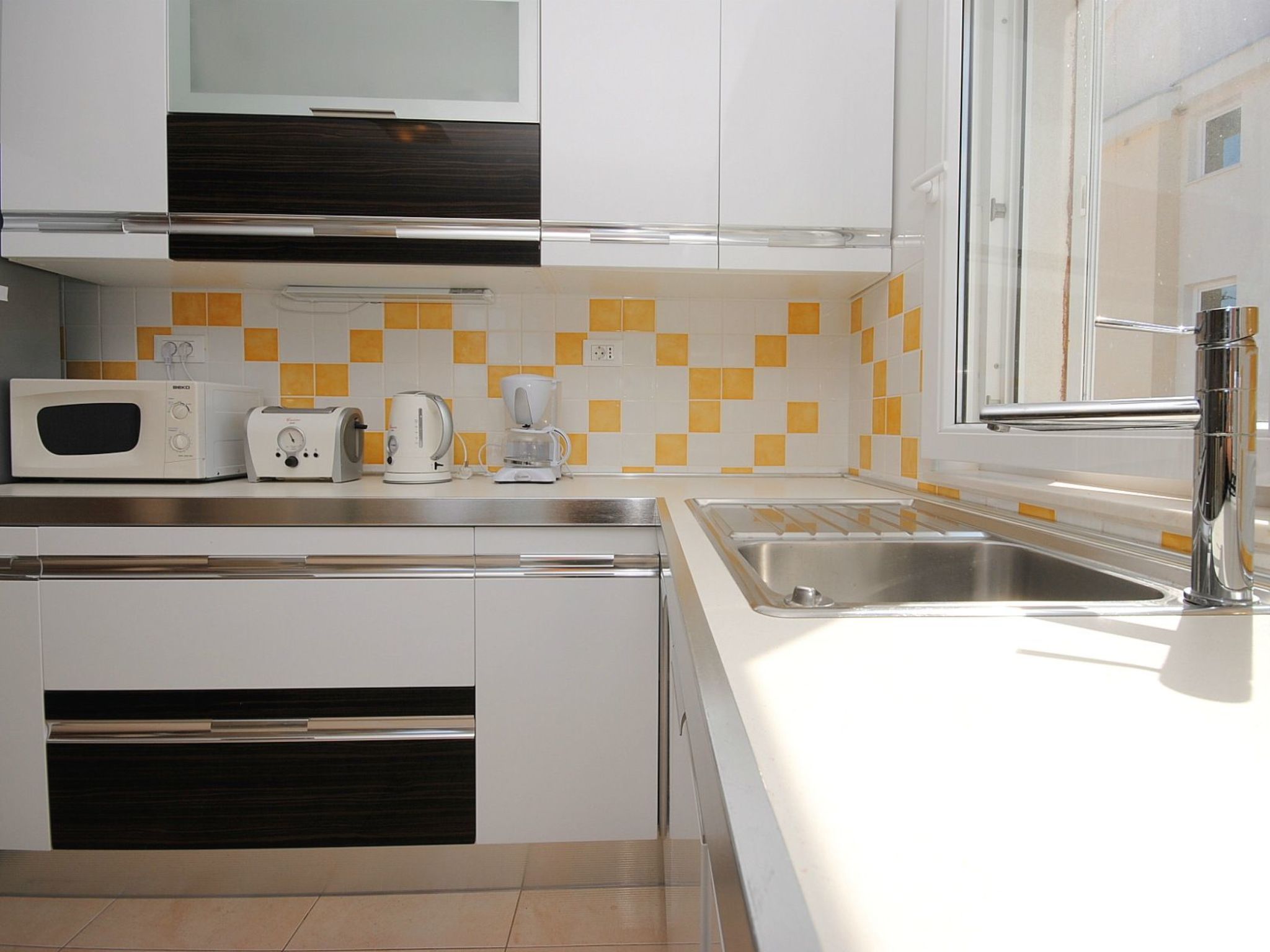 Geräumige Wohnung in erster Reihe zum Strand in Okrug-Drinnen