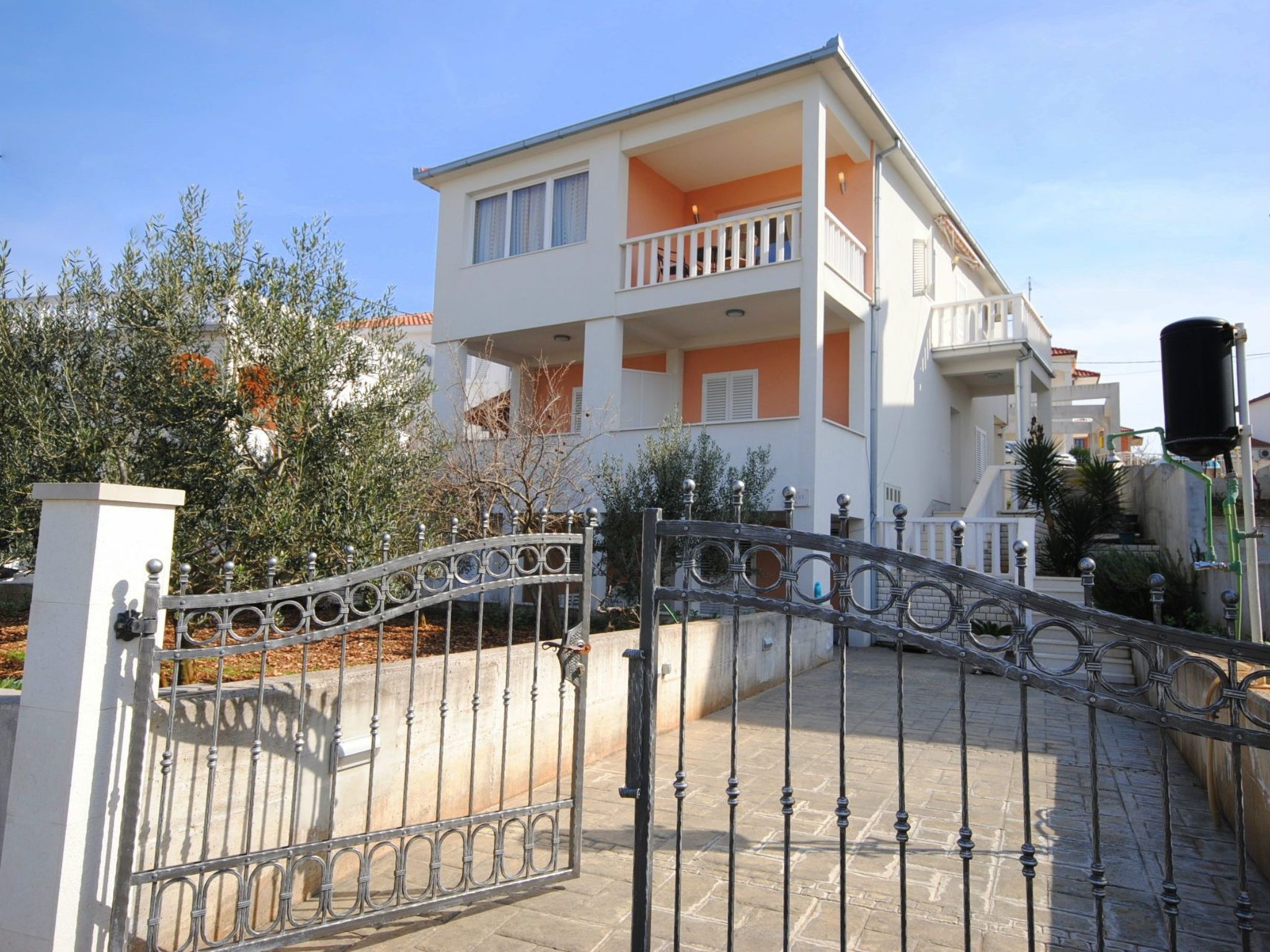 Geräumige Wohnung in erster Reihe zum Strand in Okrug-Draußen