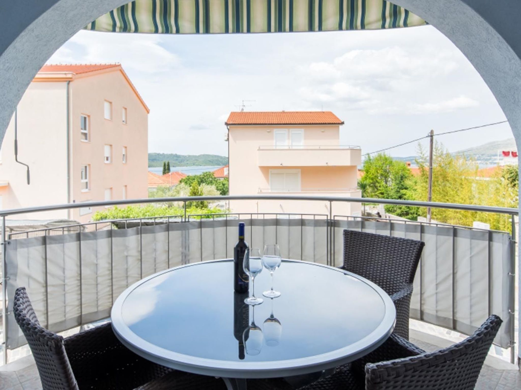 Wohnung in Okrug Gornji mit Garten und Grill