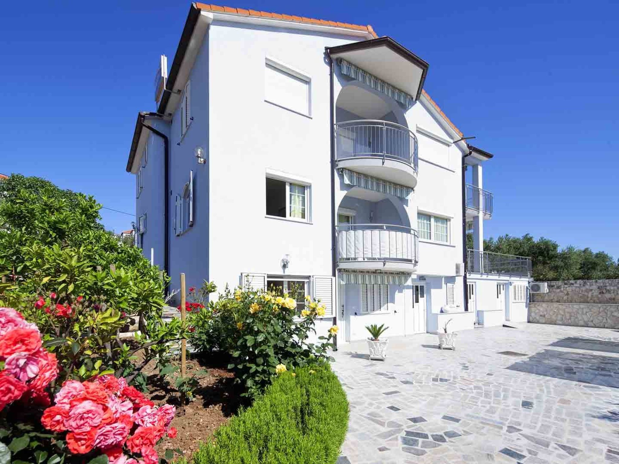 Wohnung in Okrug Gornji mit Garten und Grill-Dehors