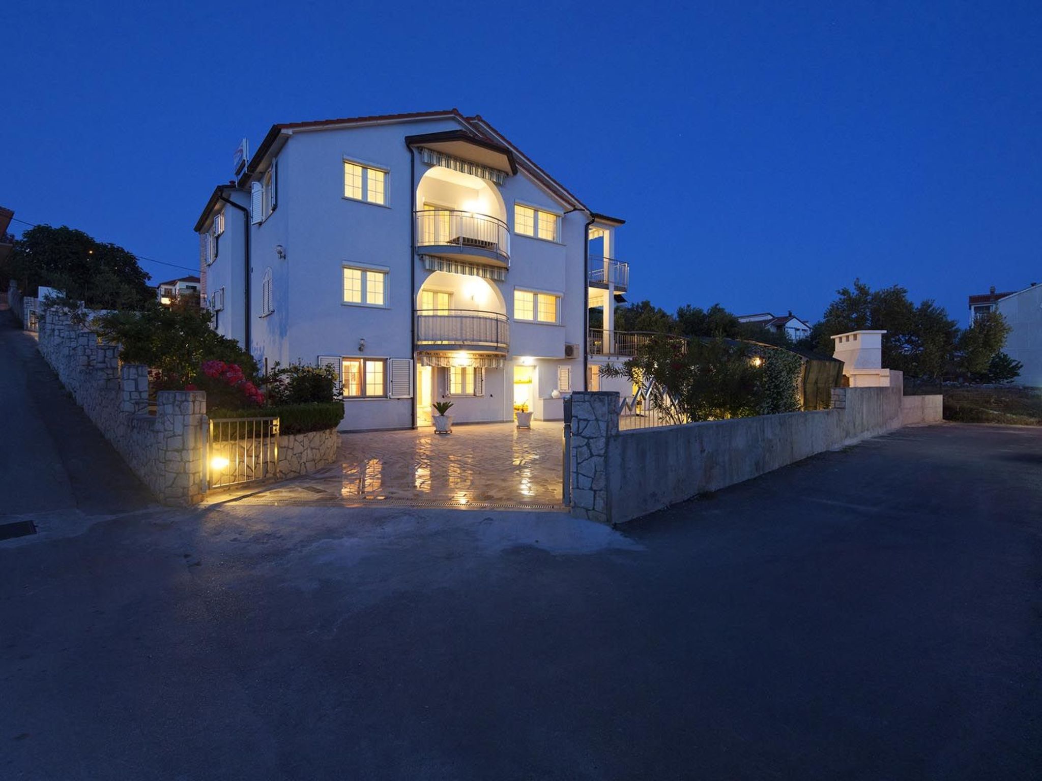 Wohnung in Okrug Gornji mit Garten und Grill-Dehors