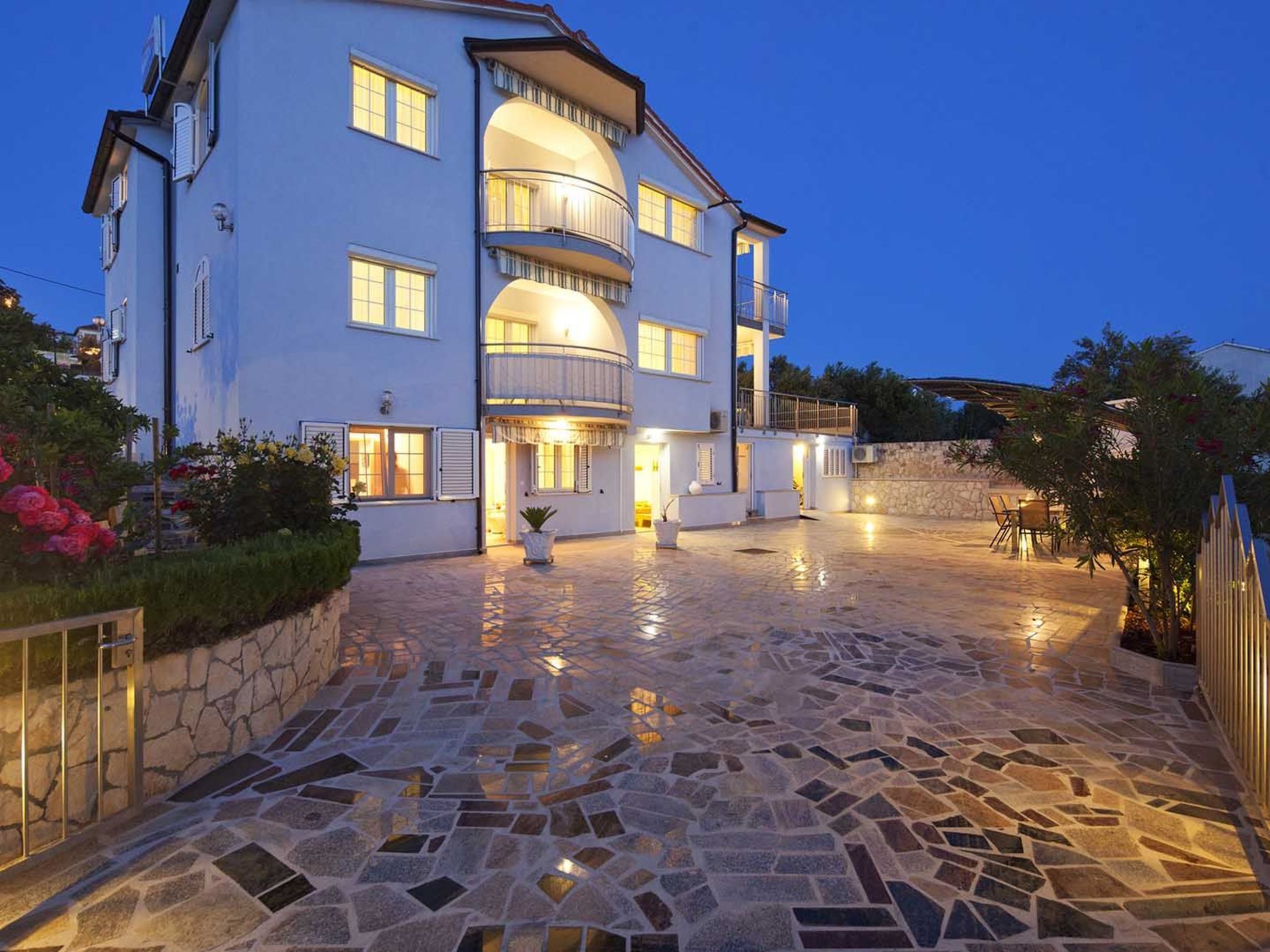 Wohnung in Okrug Gornji mit Garten und Grill-Dehors