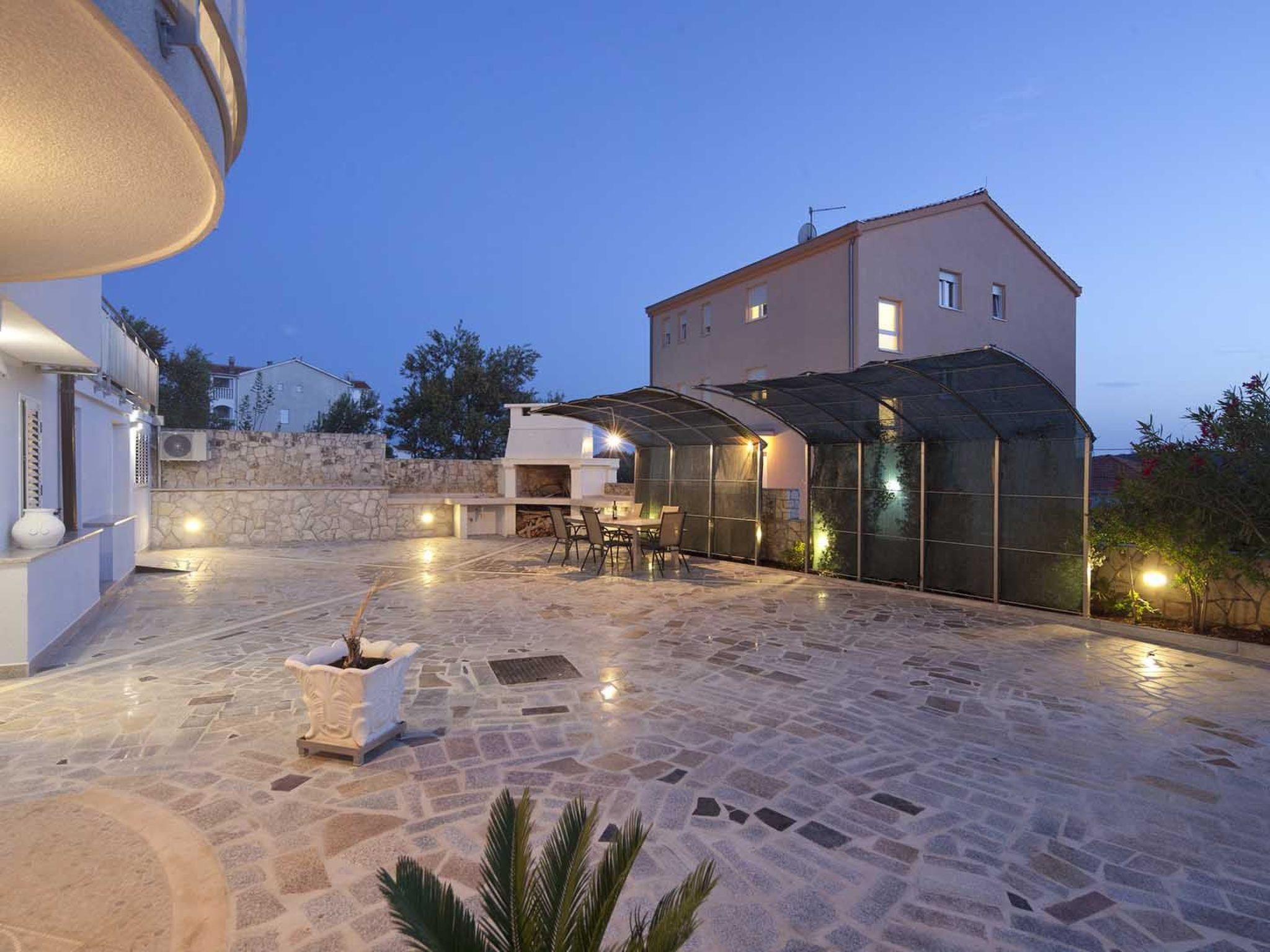 Wohnung in Okrug Gornji mit Garten und Grill-Dehors