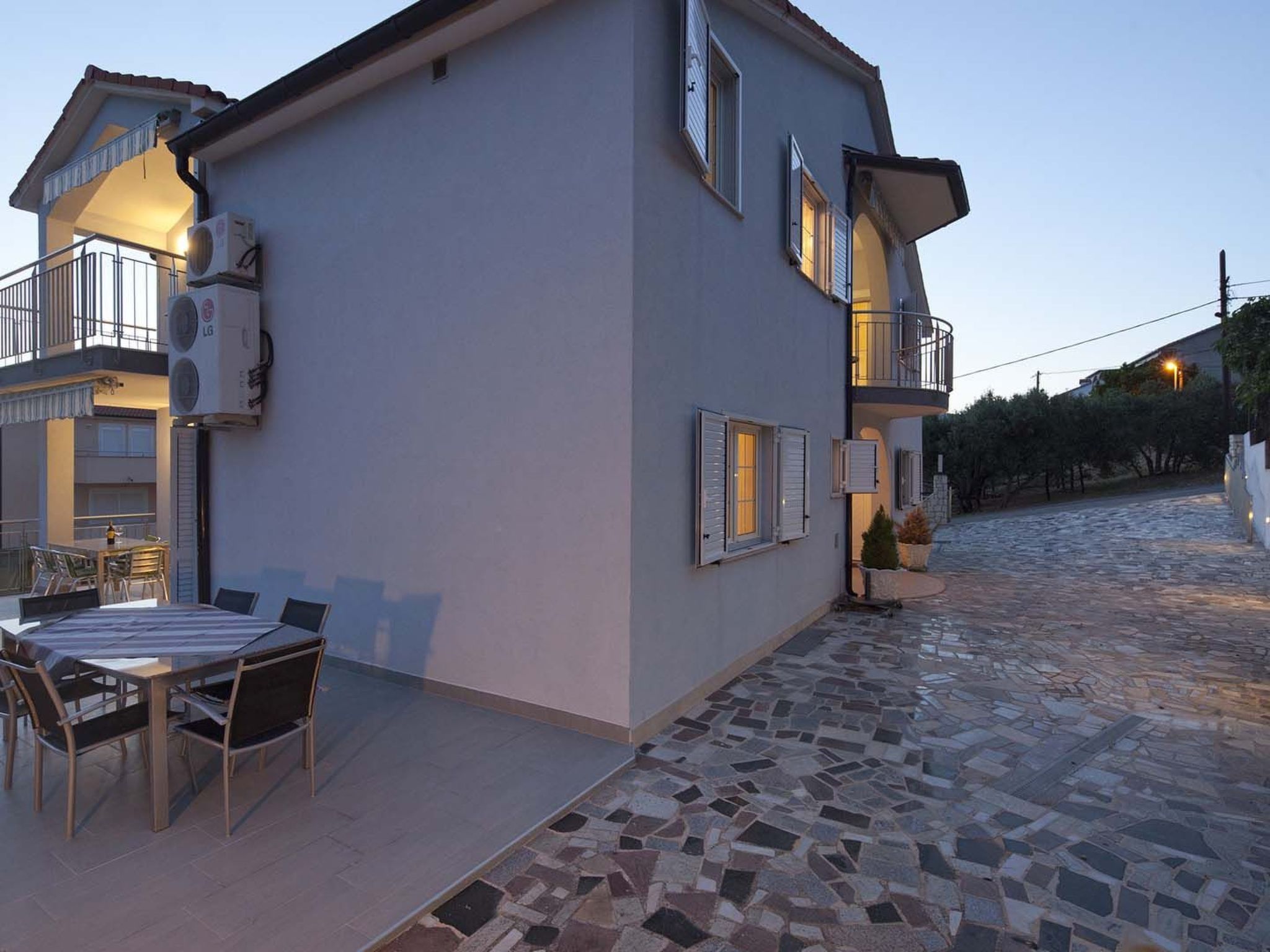 Wohnung in Okrug Gornji mit Garten und Grill-Dehors