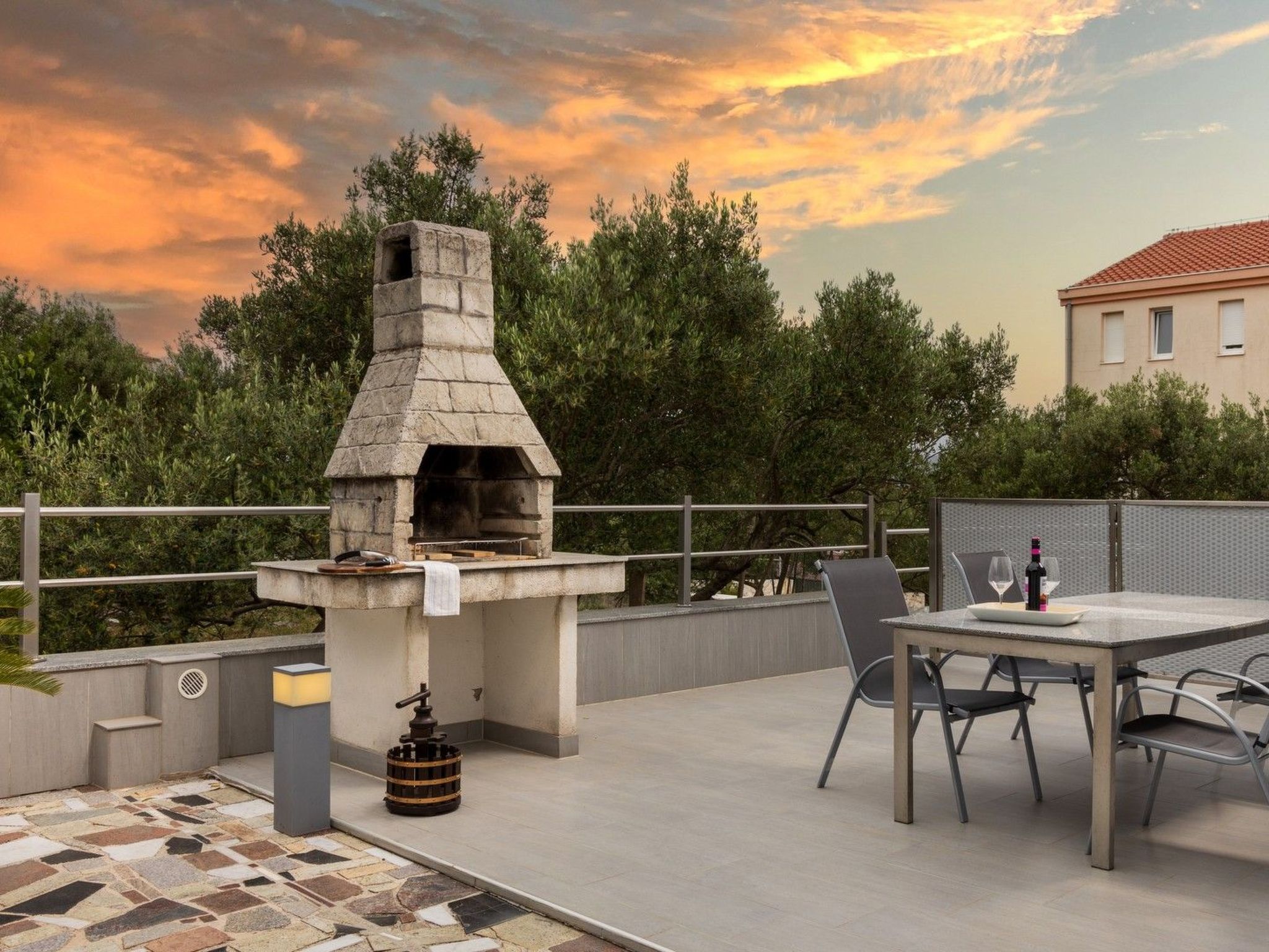 Wohnung in Okrug Gornji mit Garten und Grill-Dehors