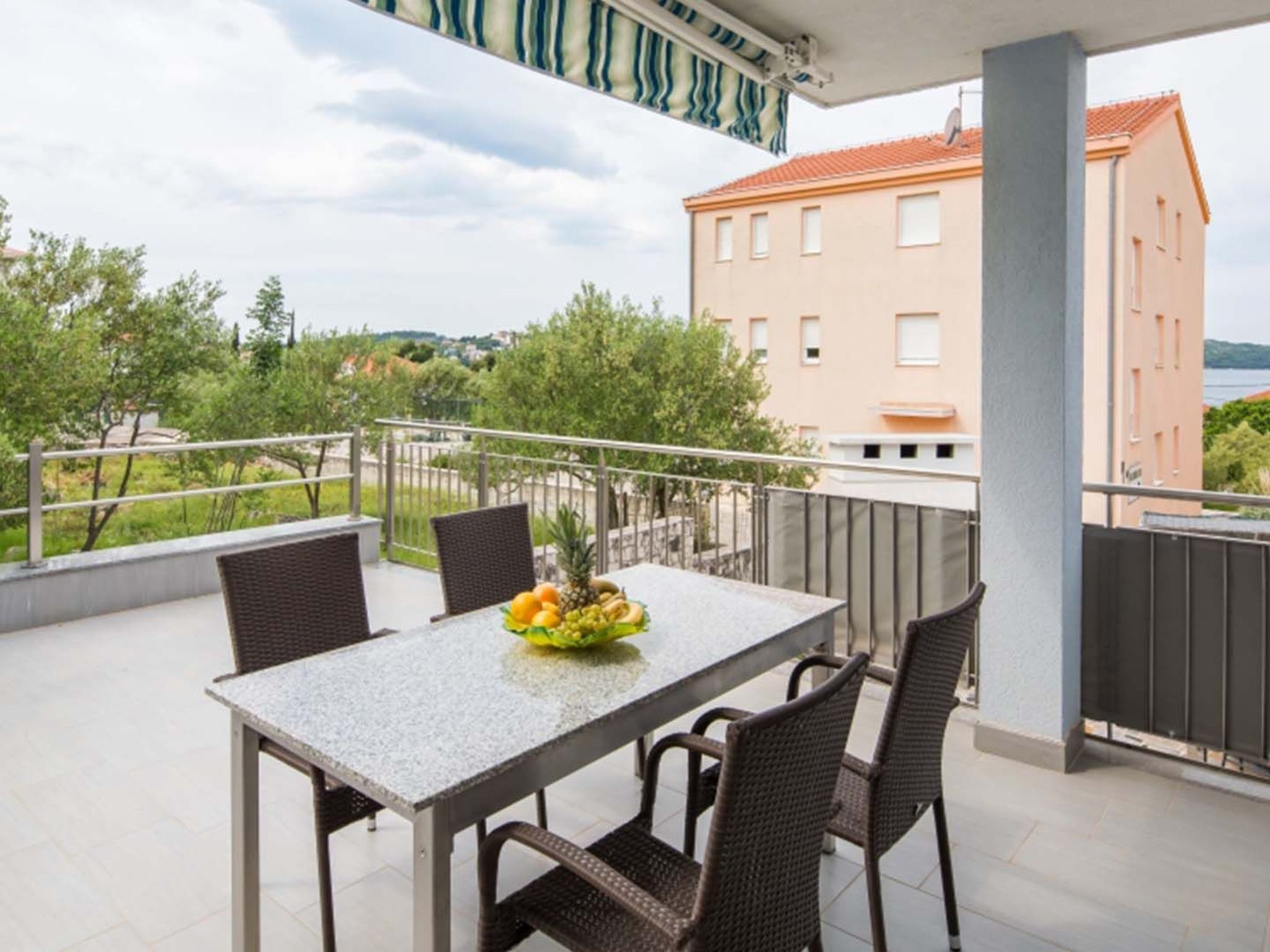 Wohnung in Okrug Gornji mit Garten und Grill