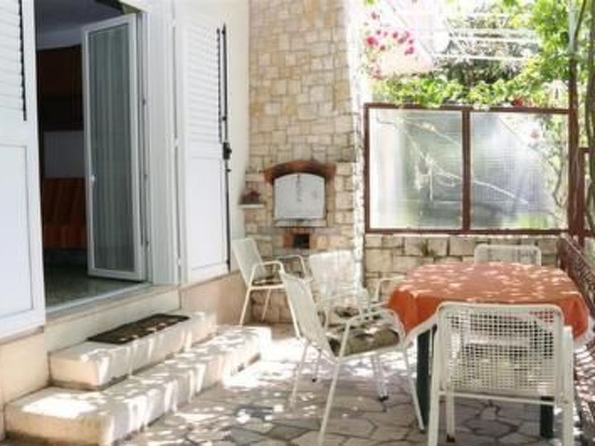 In Okrug Donji mit privatem Parkplatz-Dehors