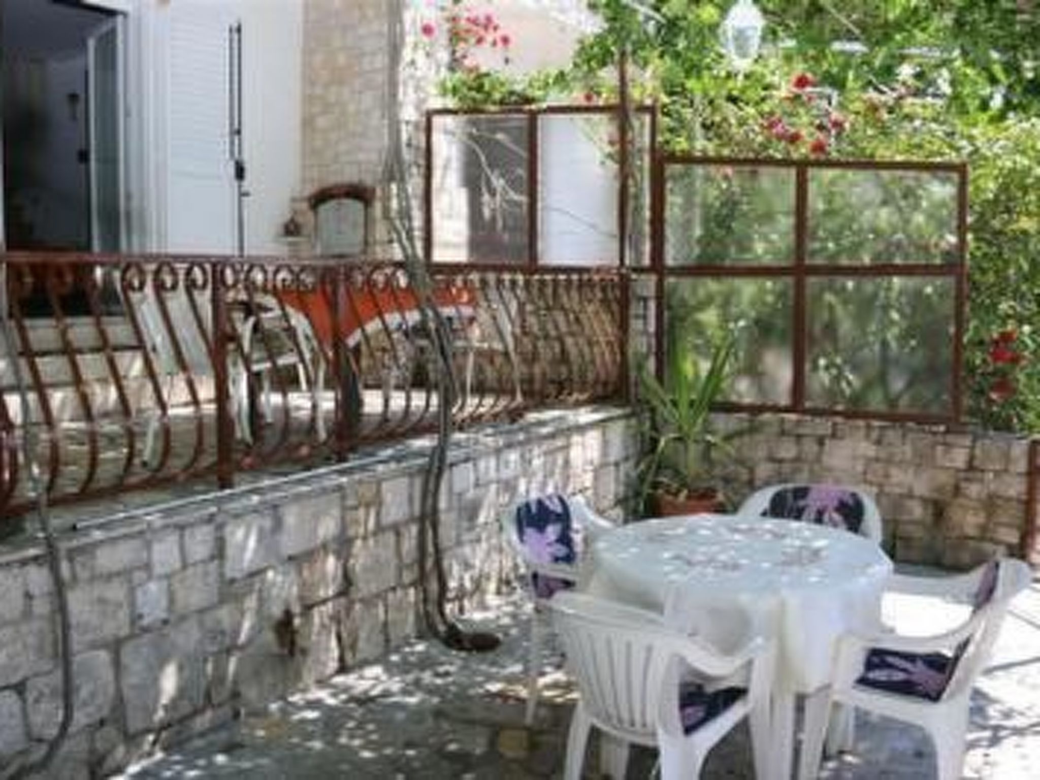 In Okrug Donji mit privatem Parkplatz-Dehors