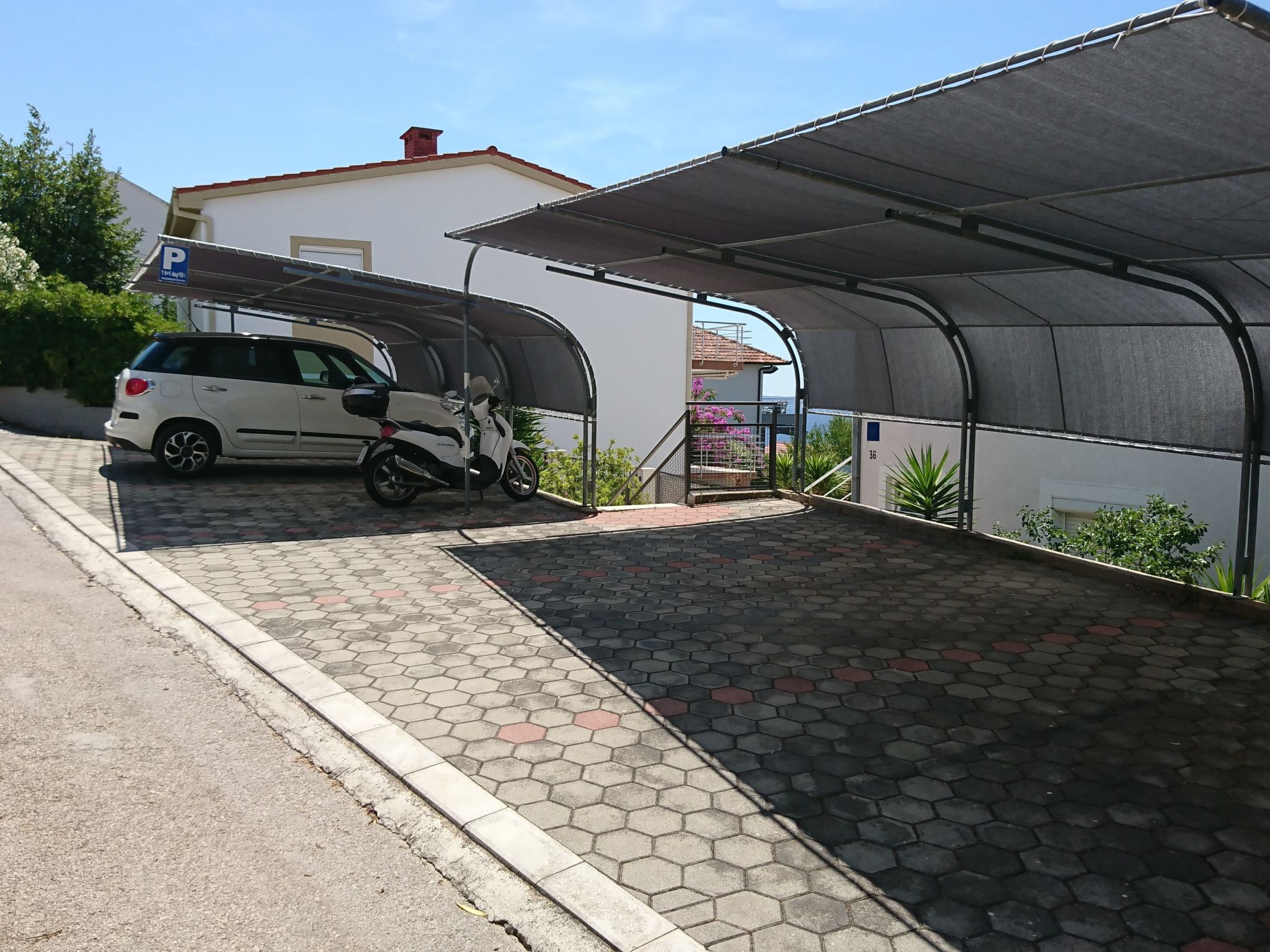 "Maya 1" mit Blick auf das Wasser-Dehors