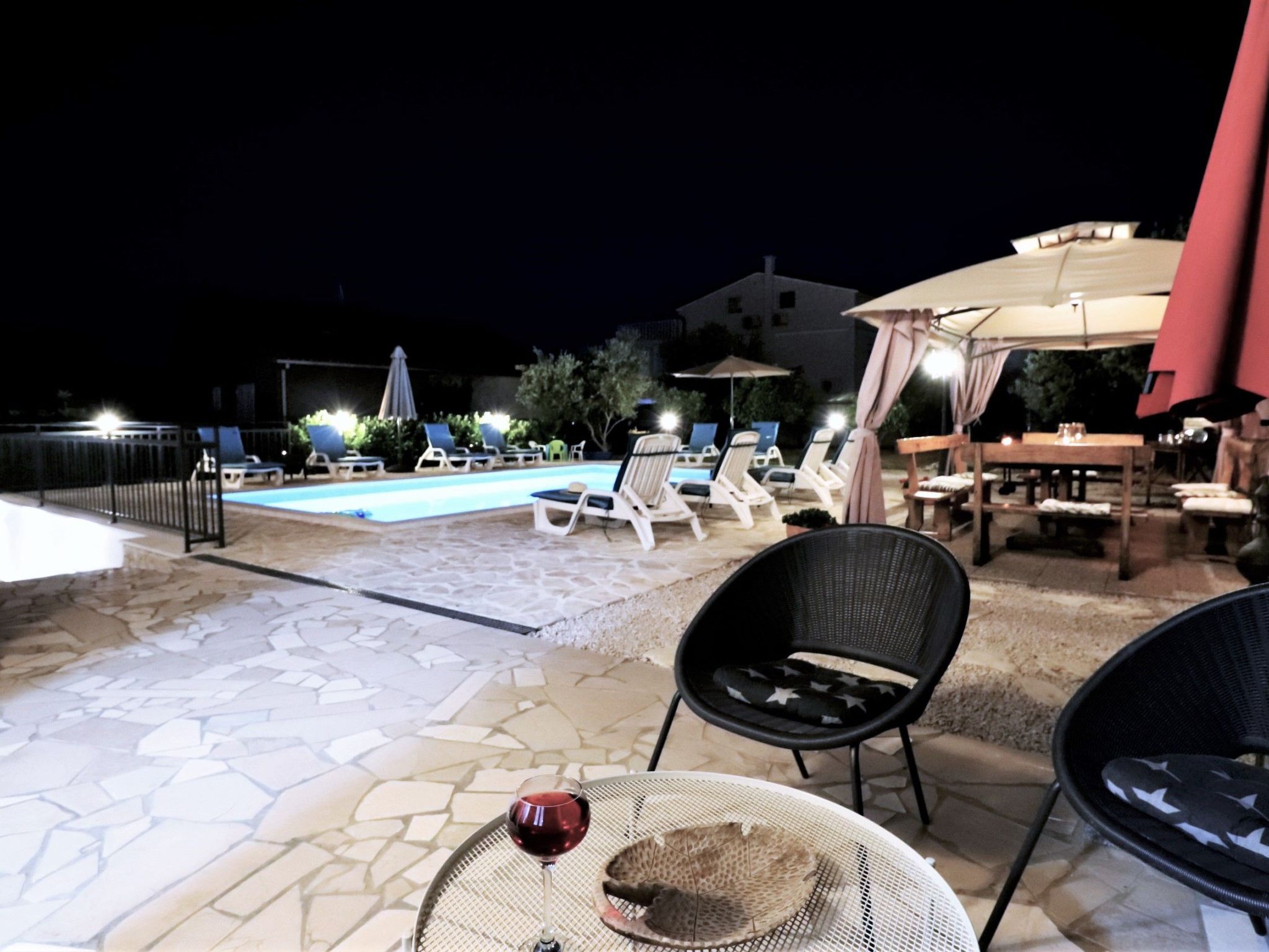 In Okrug Gornji mit Schönem Pool und Meerblick - Buiten
