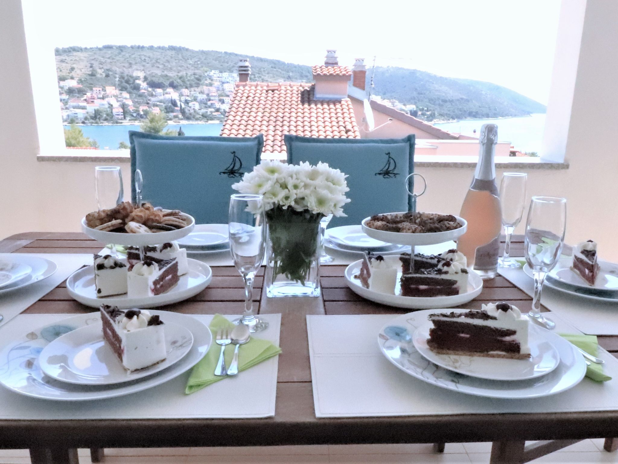 In Okrug Gornji mit Schönem Pool und Meerblick - Buiten