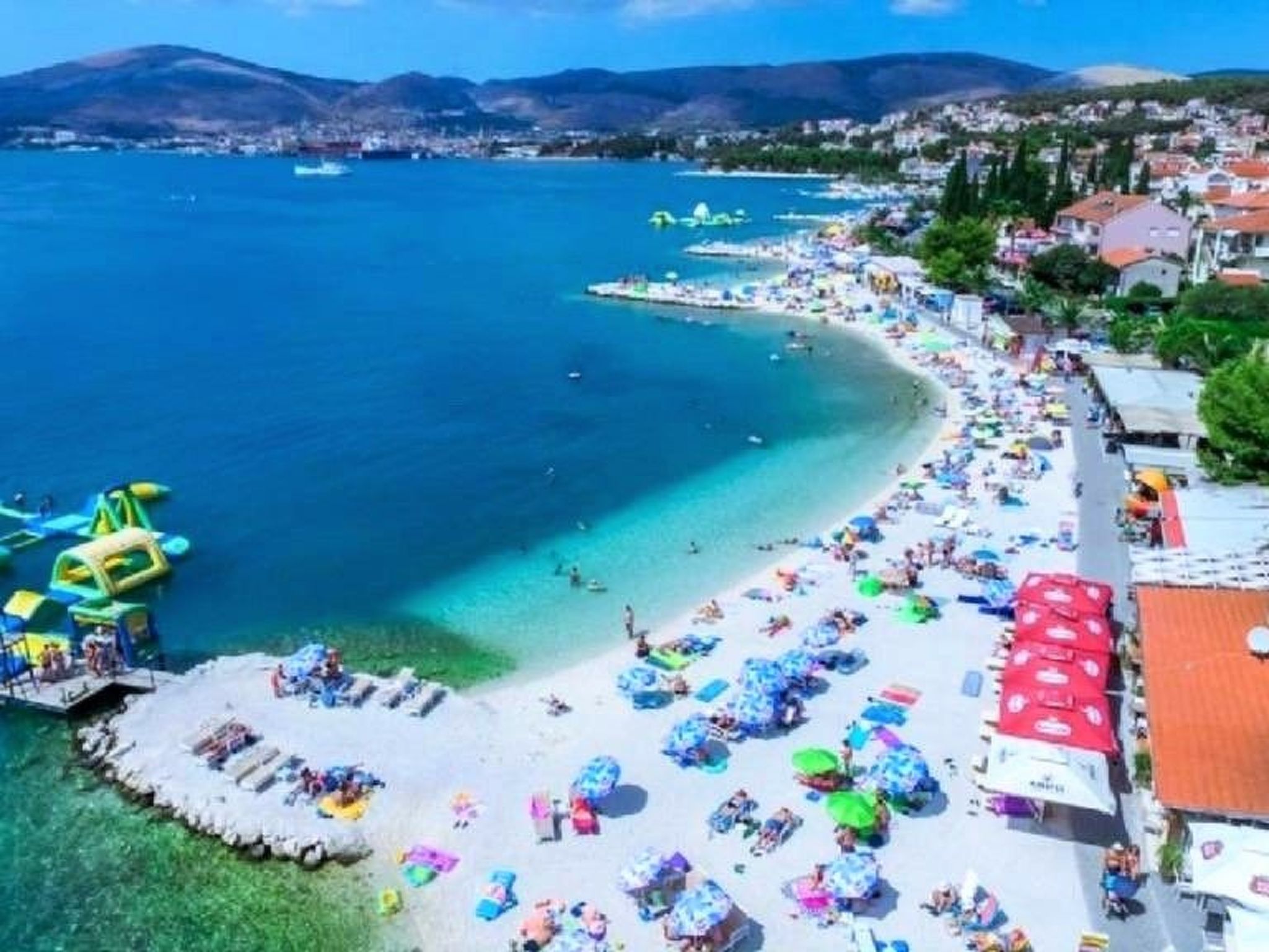 In Okrug Gornji mit Schönem Pool und Meerblick - Buiten