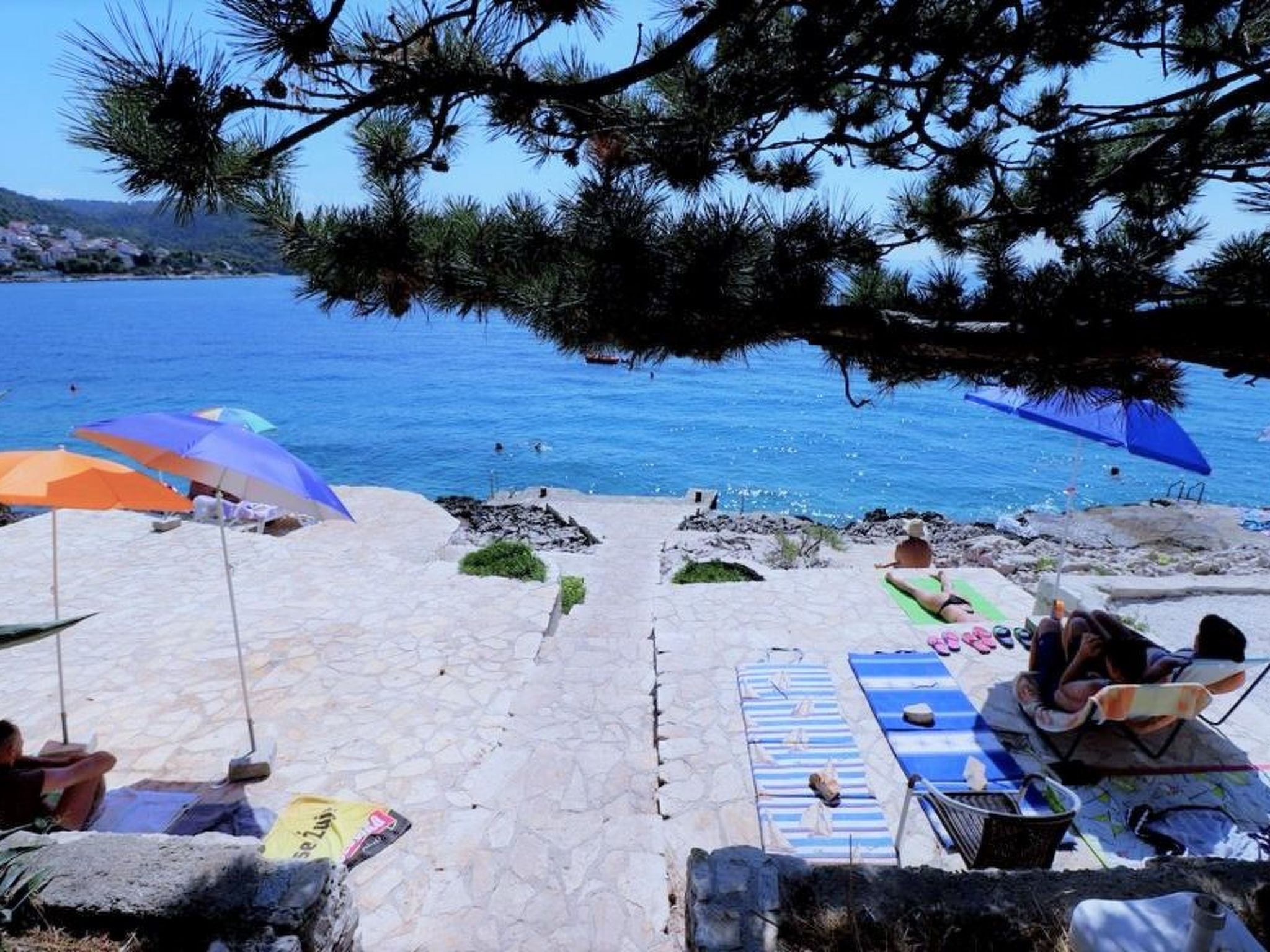 In Okrug Gornji mit Schönem Pool und Meerblick - Buiten