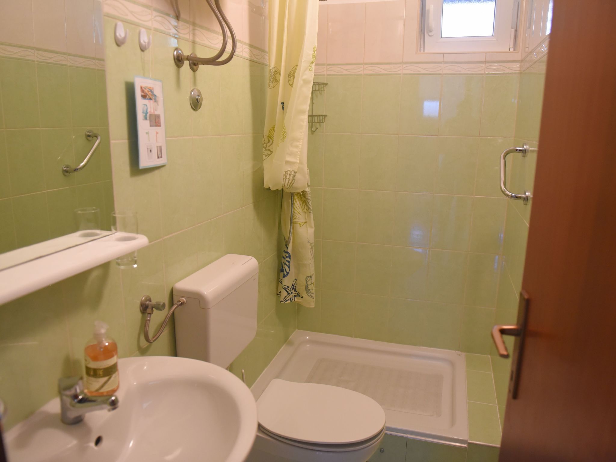 "Mladen" mit Blick auf das Wasser-Inside