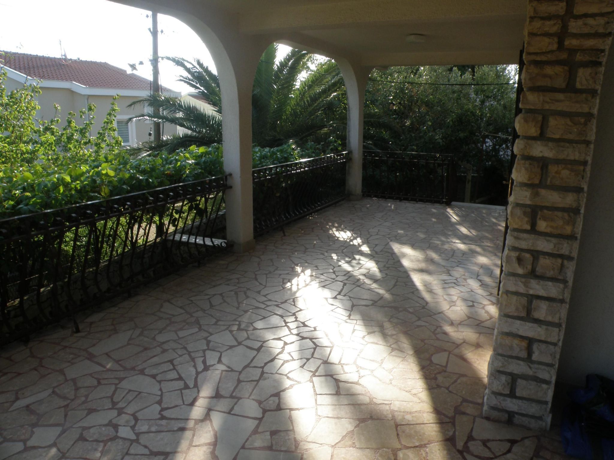 "Mladen" mit Blick auf das Wasser-Outside