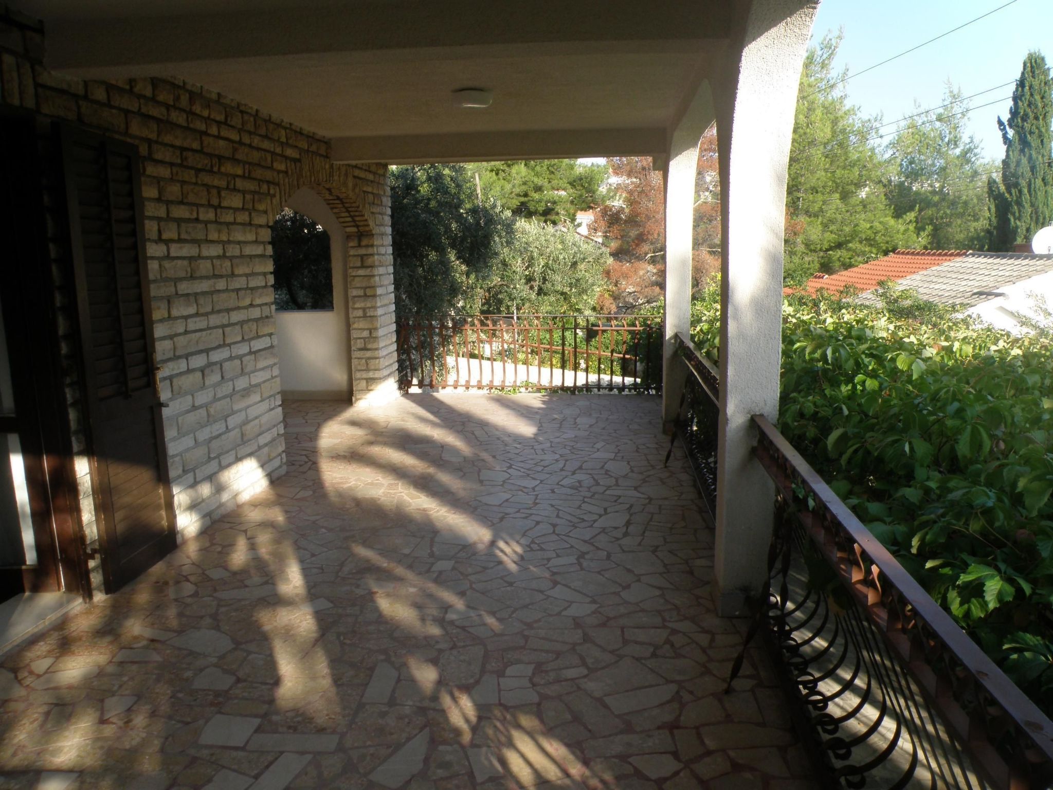 "Mladen" mit Blick auf das Wasser-Outside