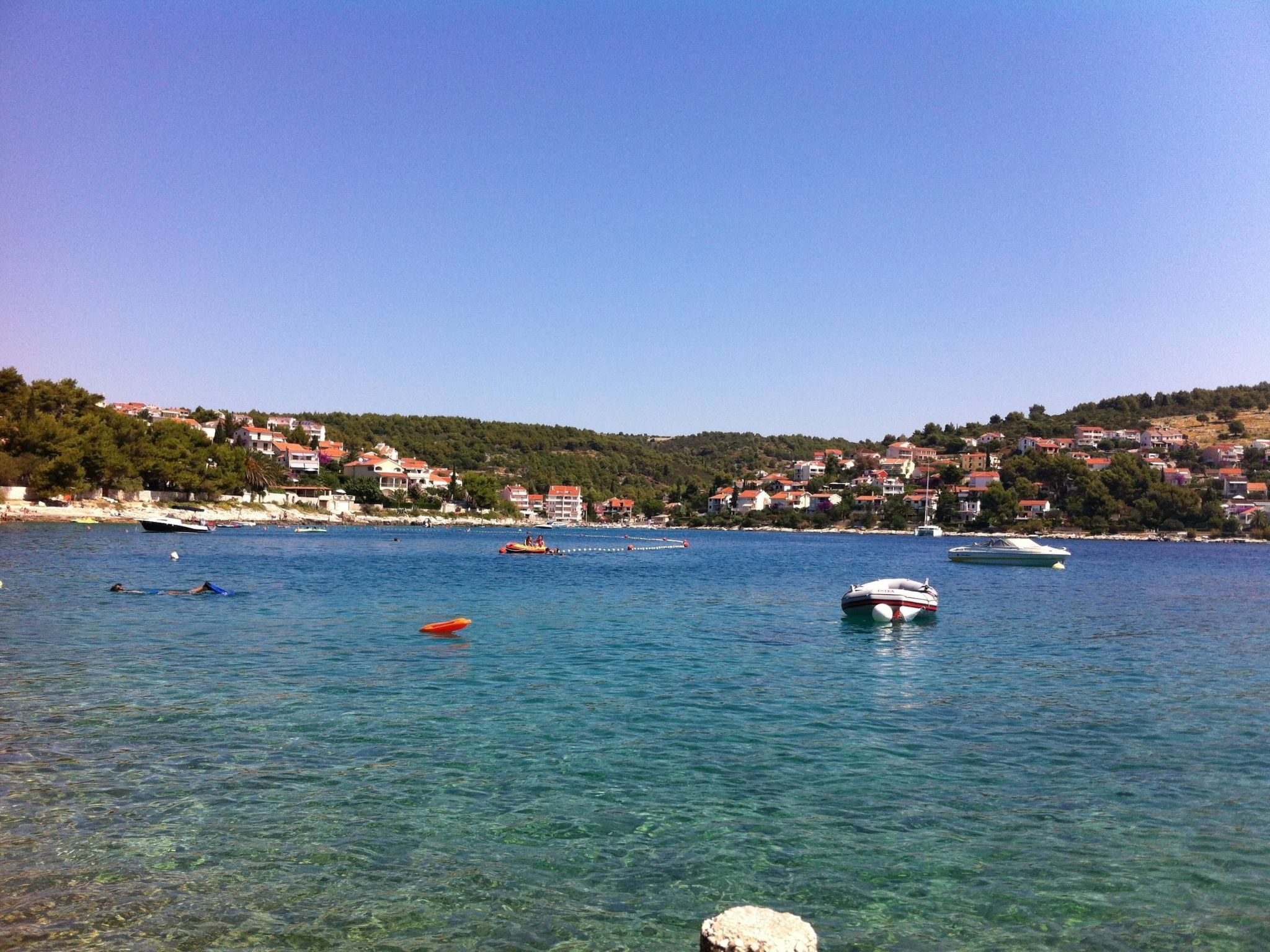 "Mladen" mit Blick auf das Wasser-Outside