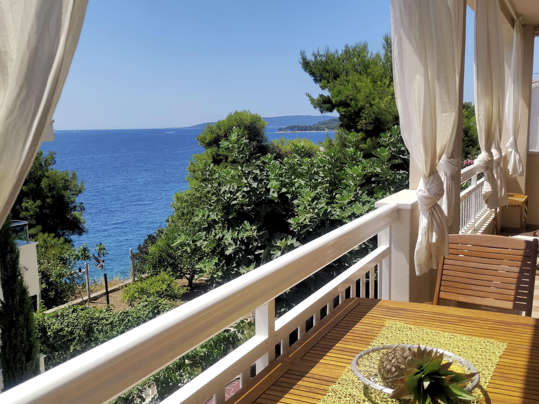 Mit Parkplatz und Straßenansicht