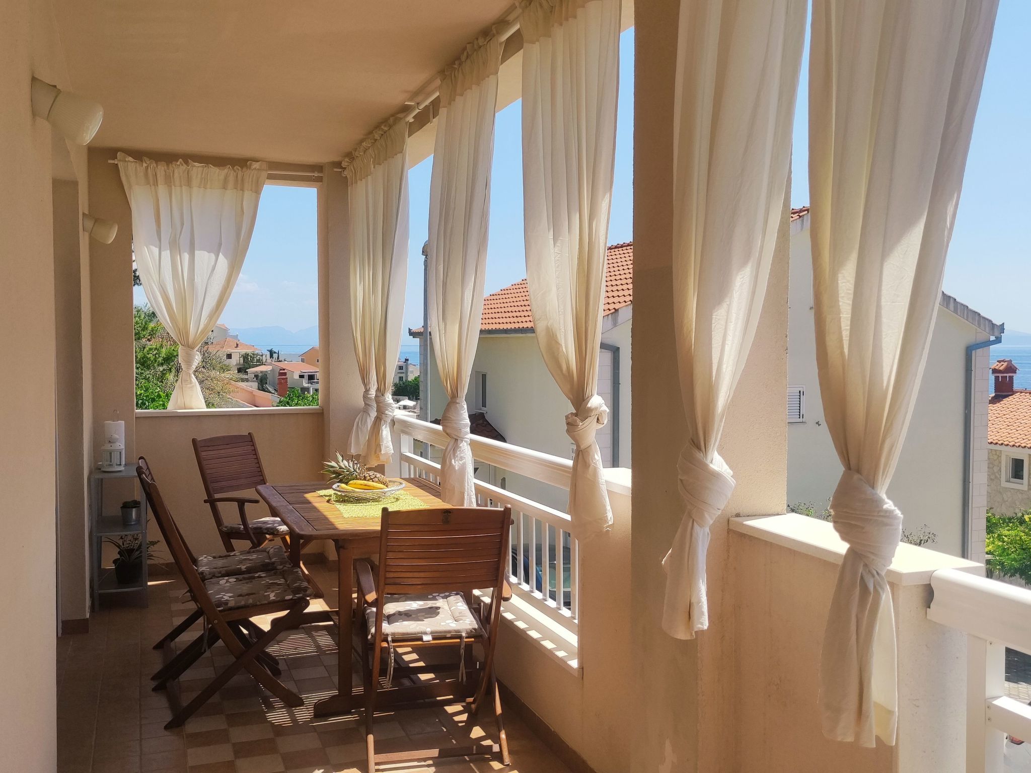 Mit Parkplatz und Straßenansicht