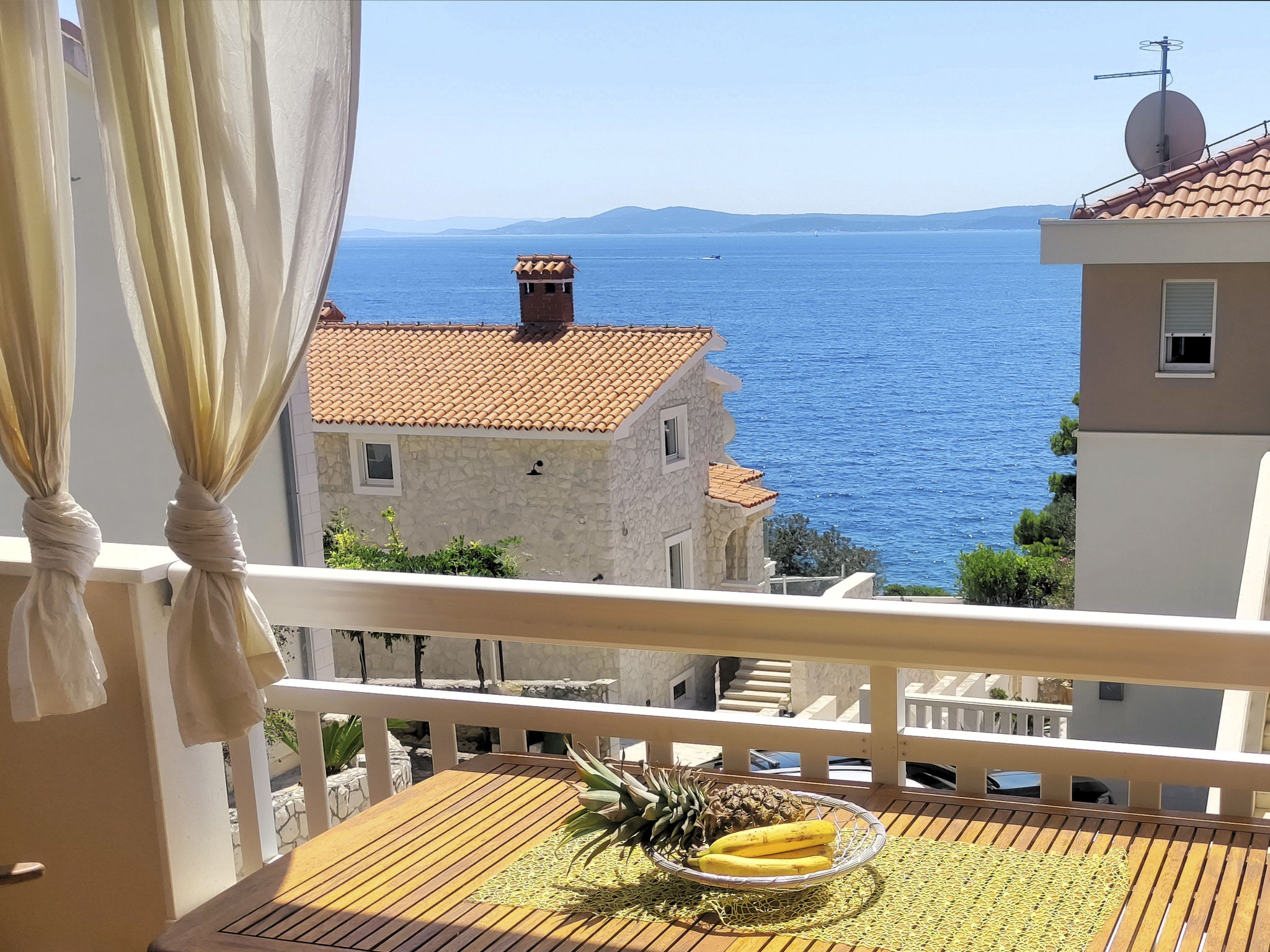 Mit Parkplatz und Straßenansicht