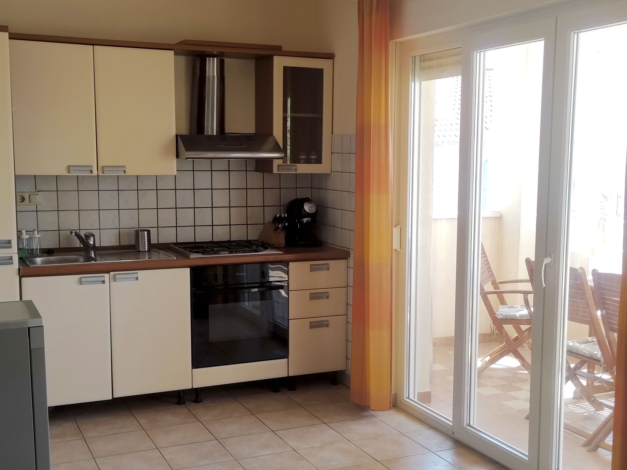 Mit Parkplatz und Straßenansicht-Dedans