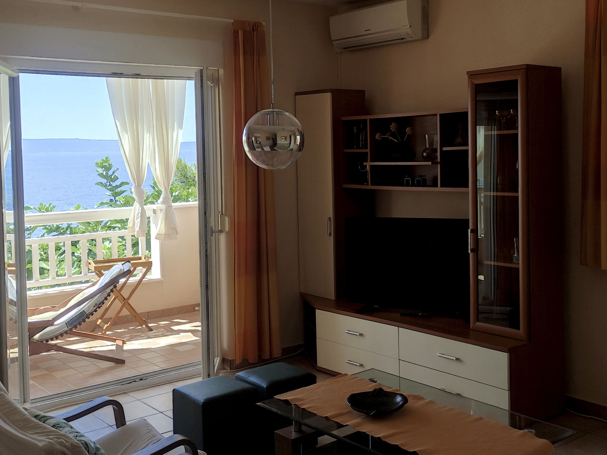 Mit Parkplatz und Straßenansicht-Dedans