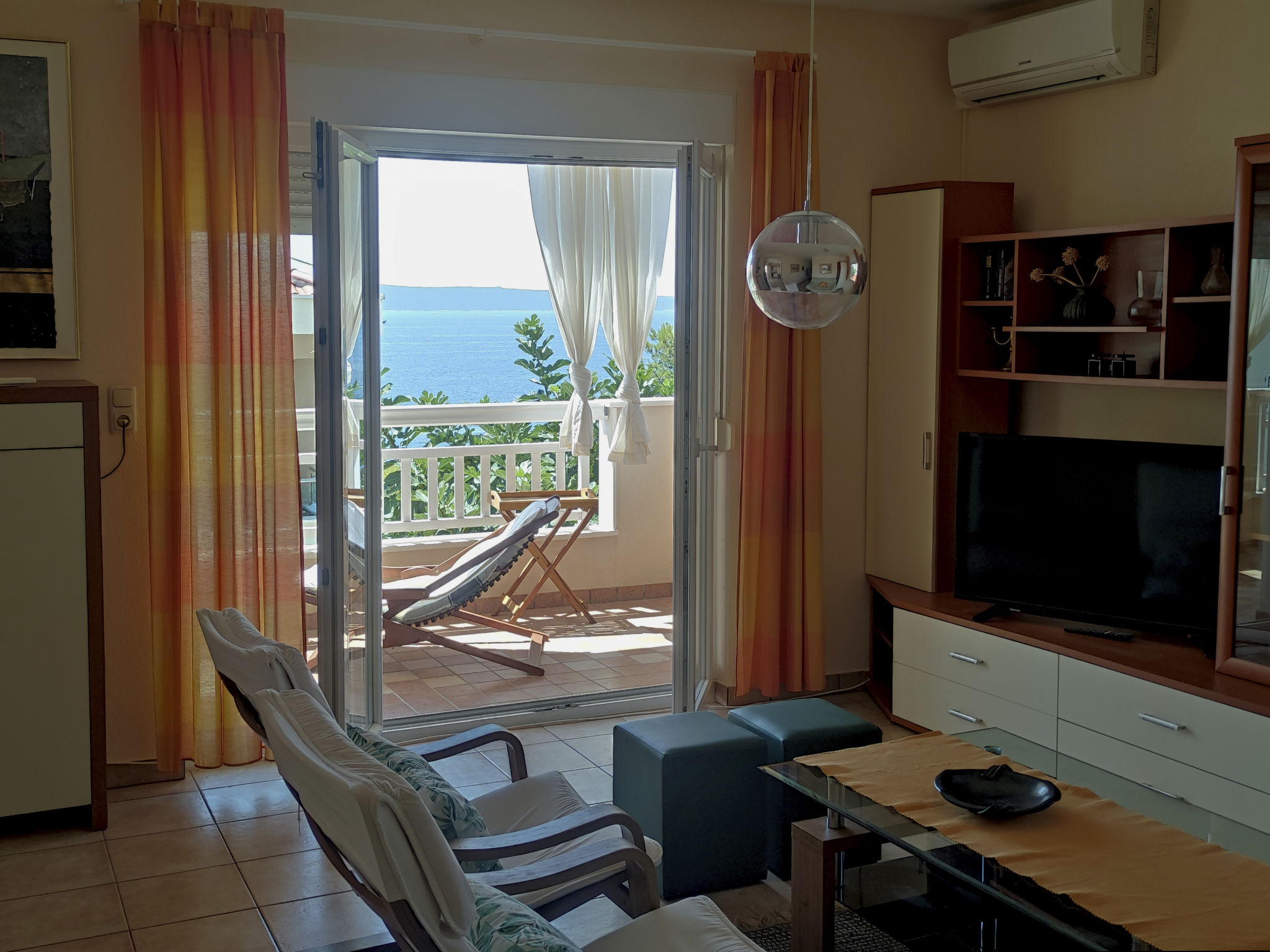 Mit Parkplatz und Straßenansicht-Dedans