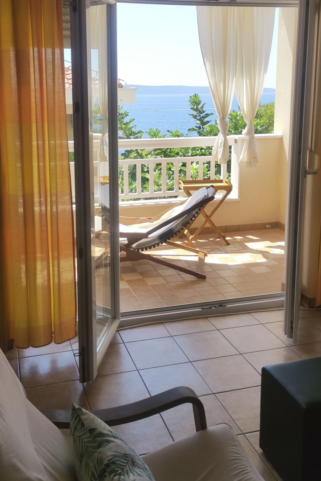 Mit Parkplatz und Straßenansicht-Dedans