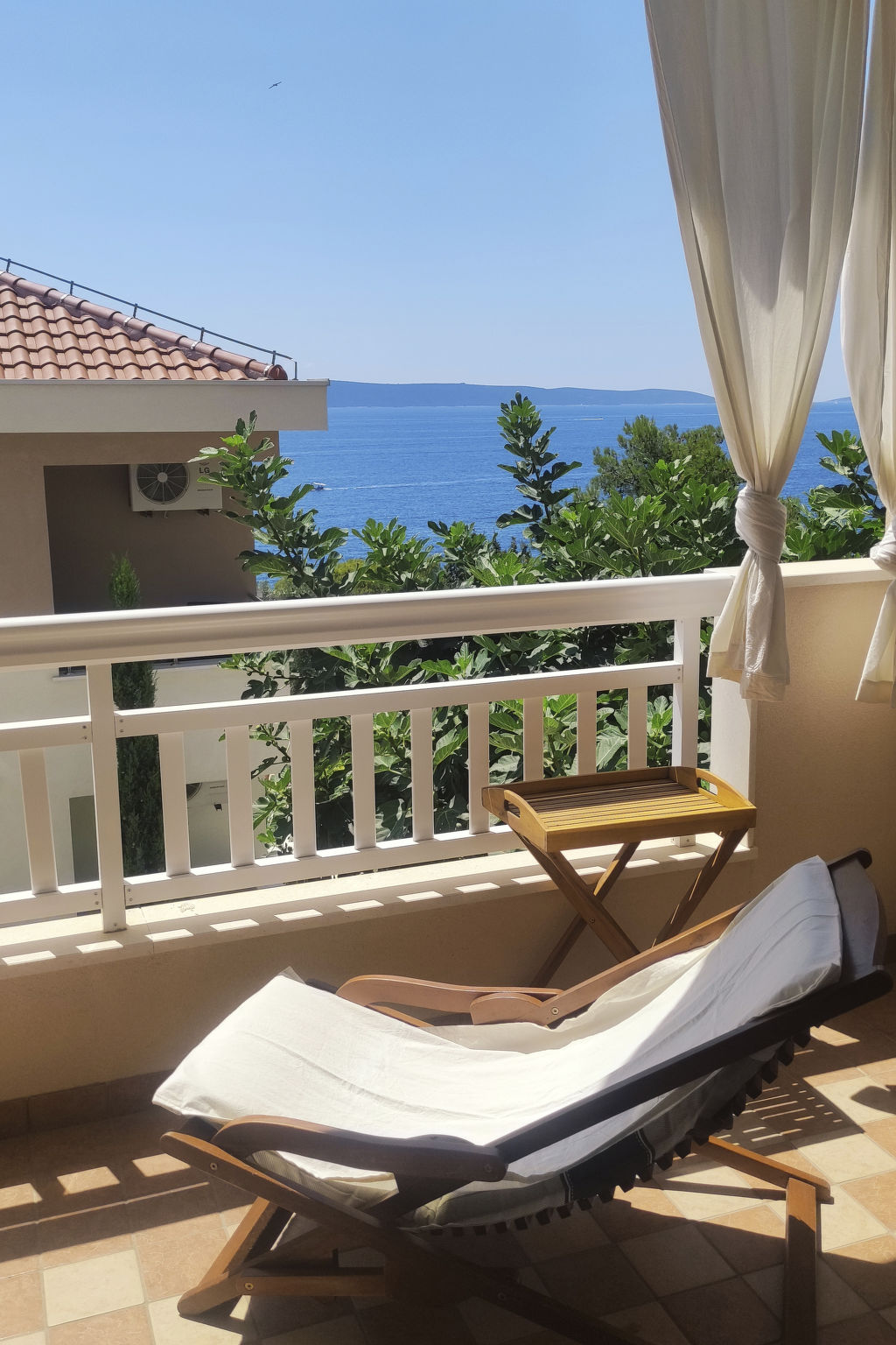 Mit Parkplatz und Straßenansicht-Dehors