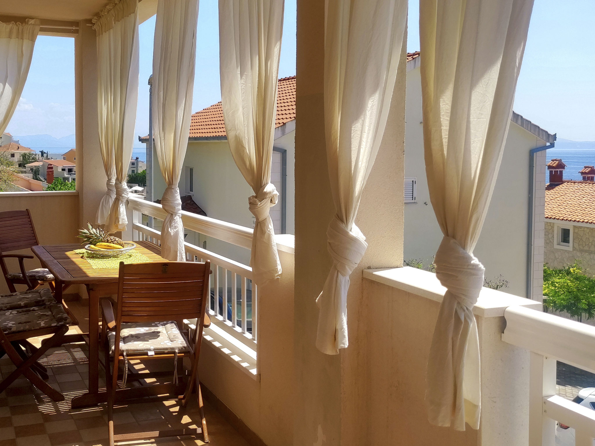 Mit Parkplatz und Straßenansicht-Dehors