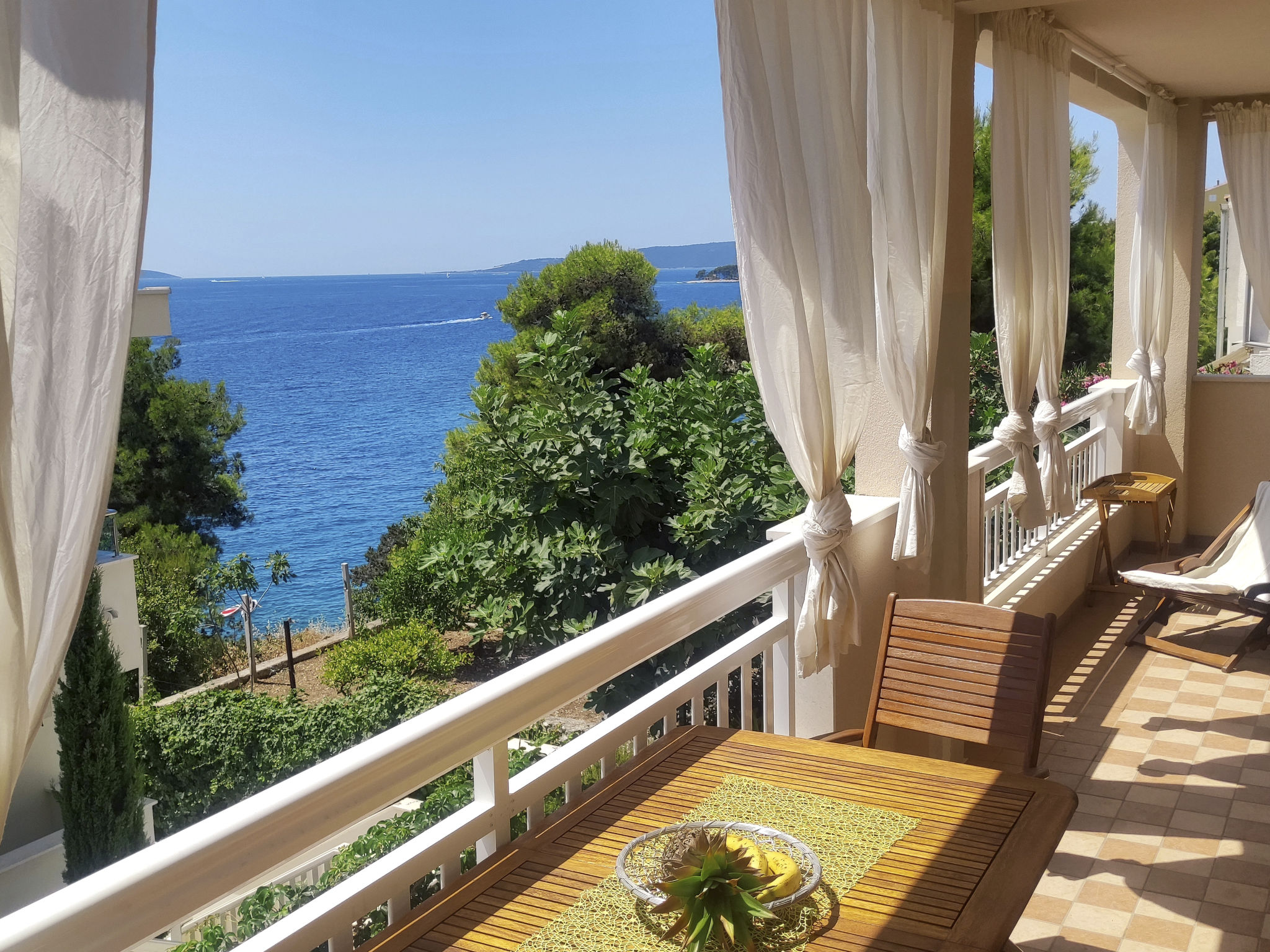 Mit Parkplatz und Straßenansicht-Dehors