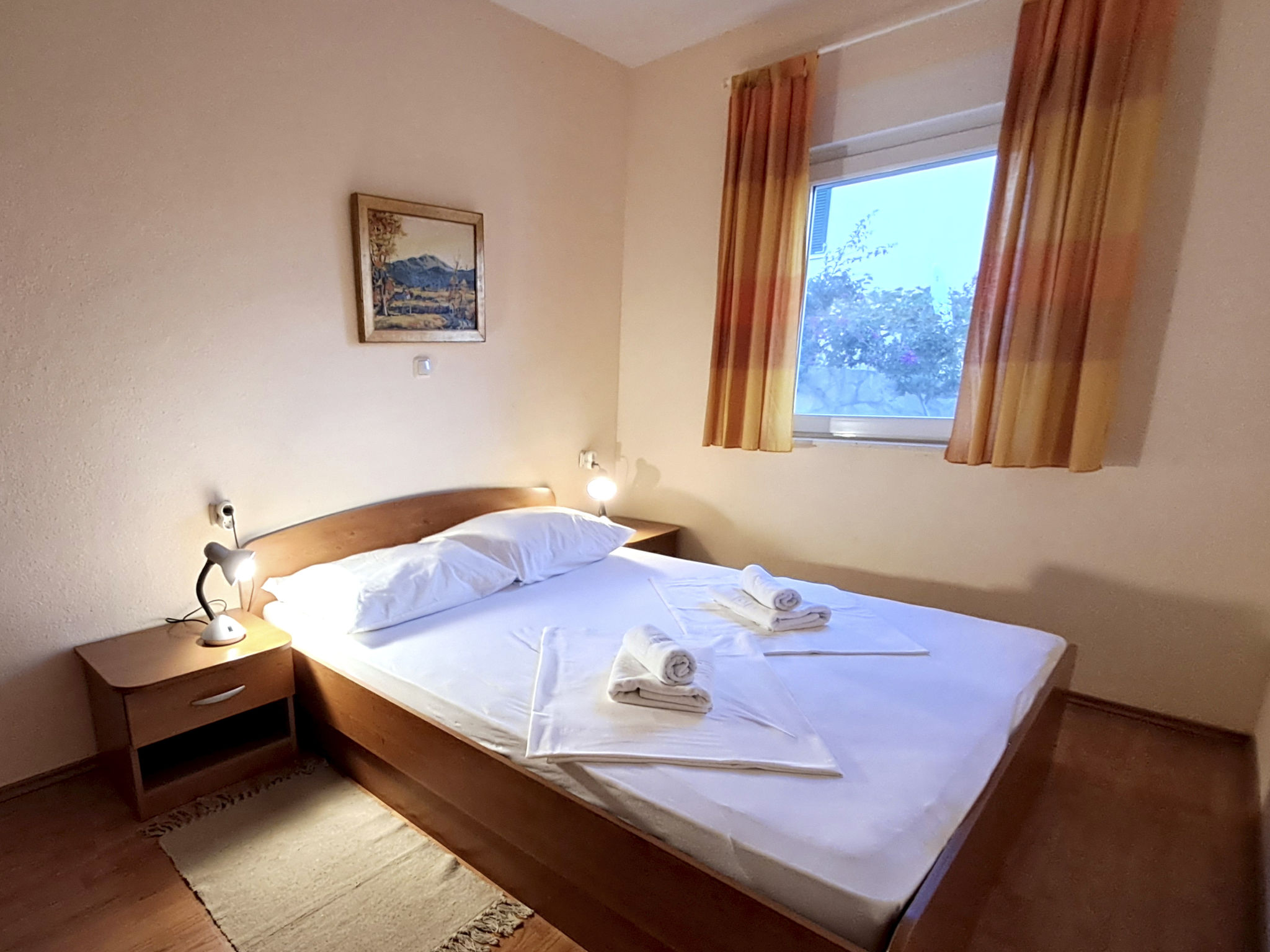 Mit Parkplatz und Straßenansicht-Dedans