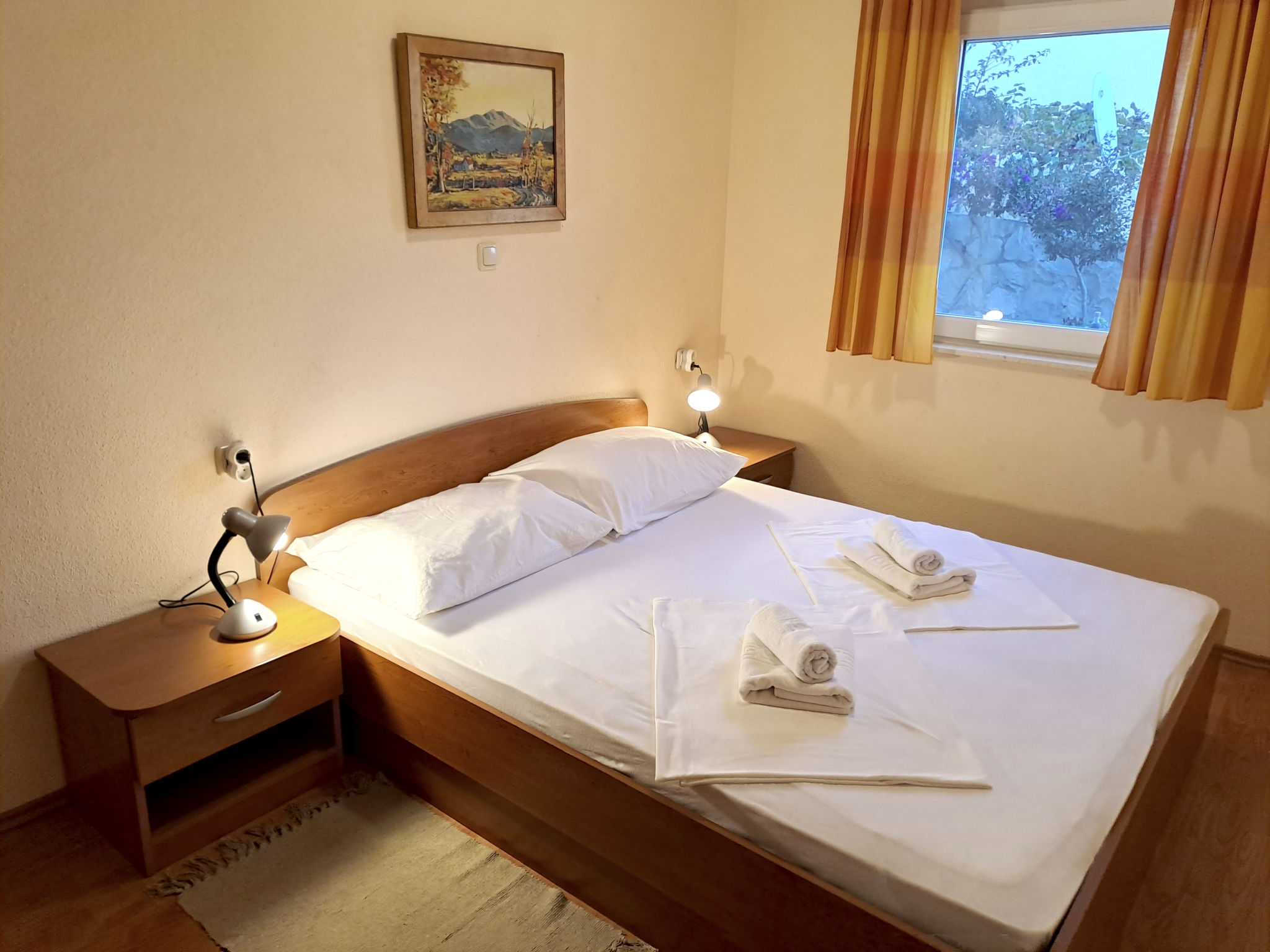 Mit Parkplatz und Straßenansicht-Dedans