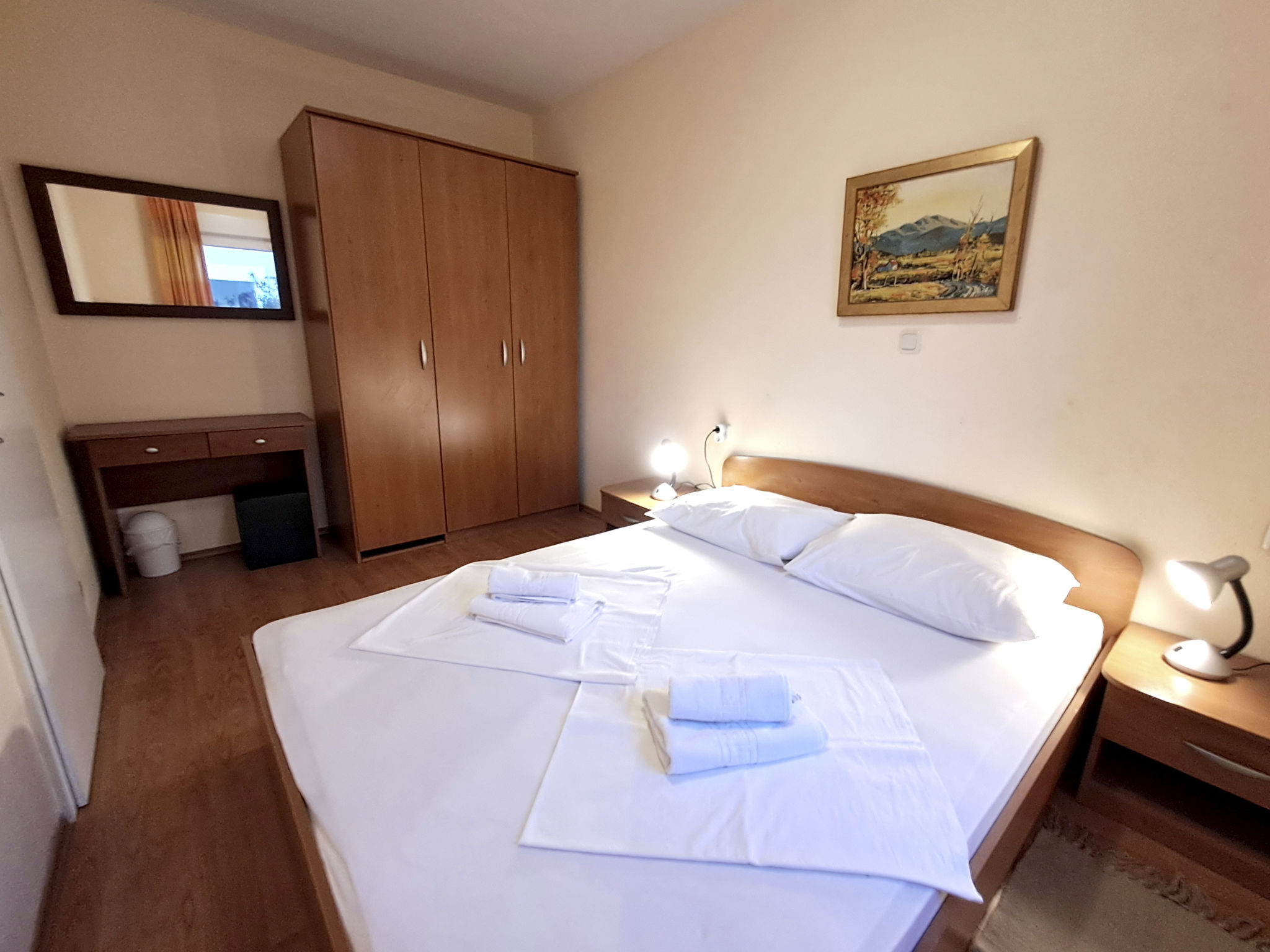 Mit Parkplatz und Straßenansicht-Dedans