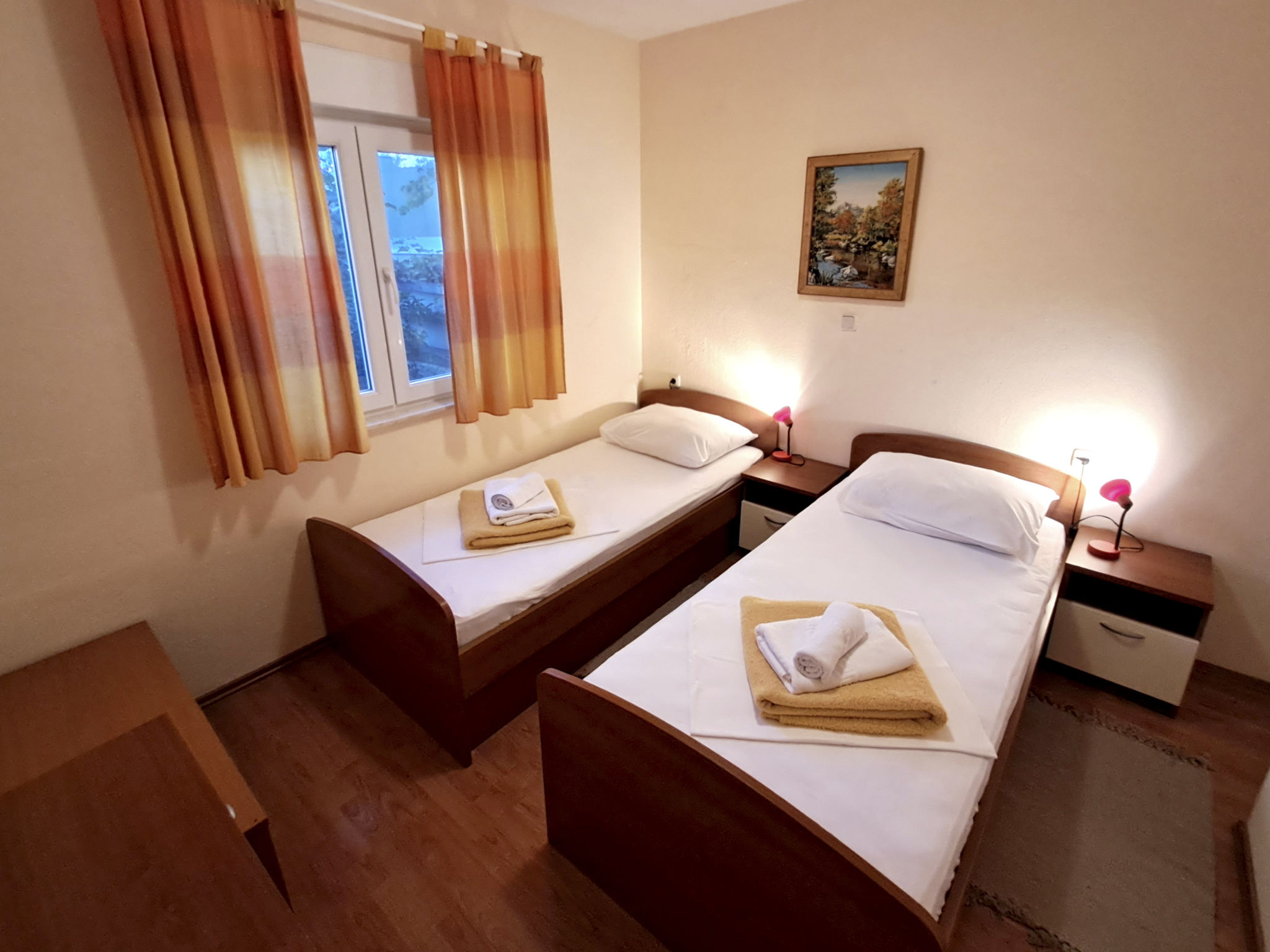 Mit Parkplatz und Straßenansicht-Dedans