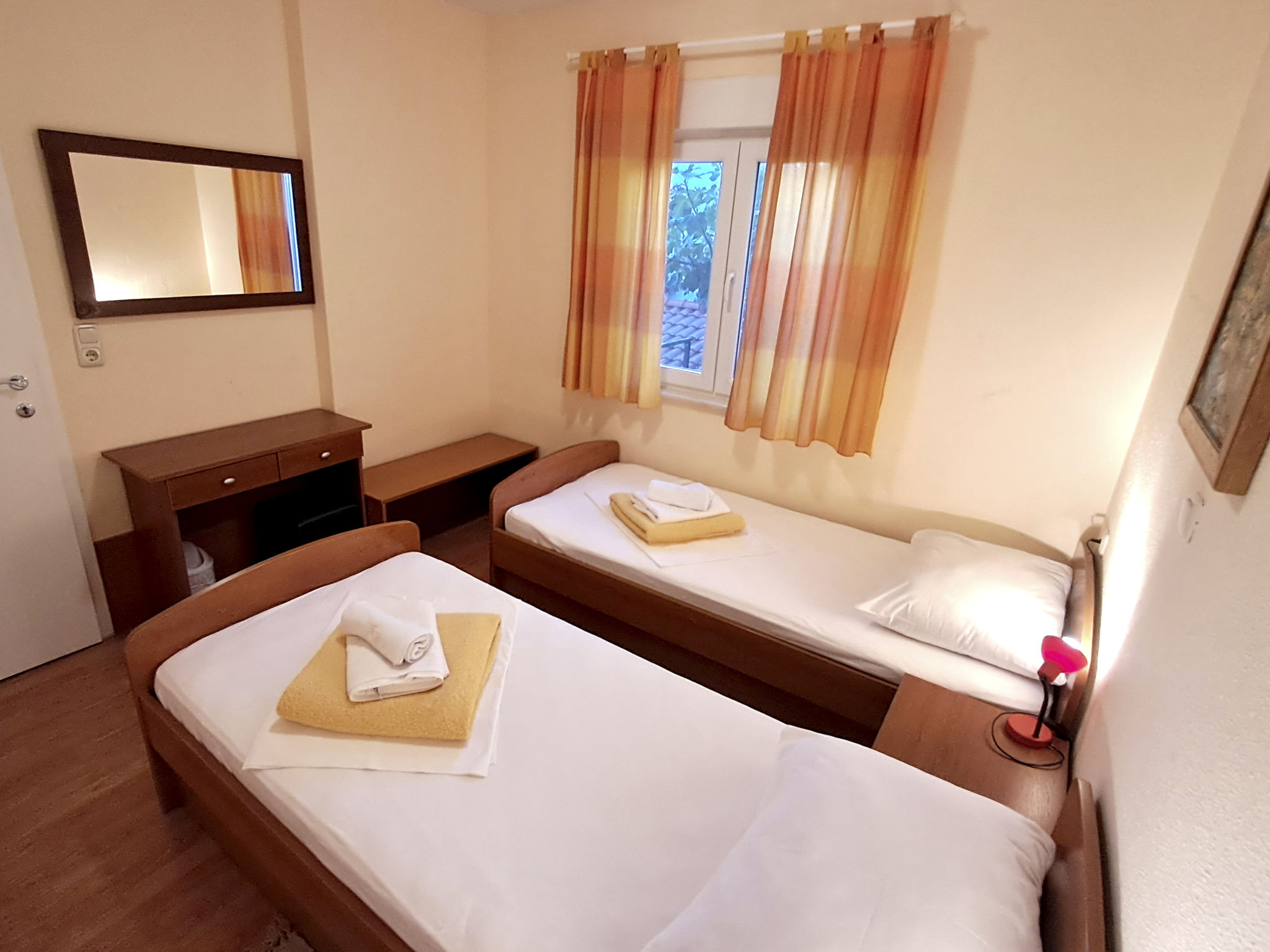 Mit Parkplatz und Straßenansicht-Dedans