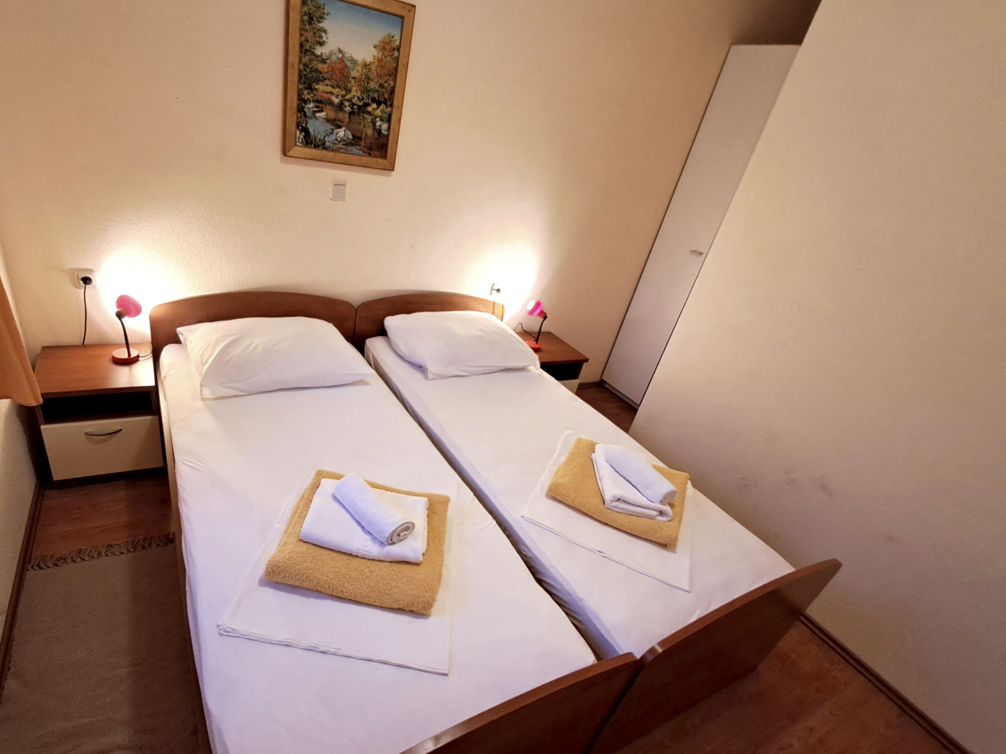 Mit Parkplatz und Straßenansicht-Dedans