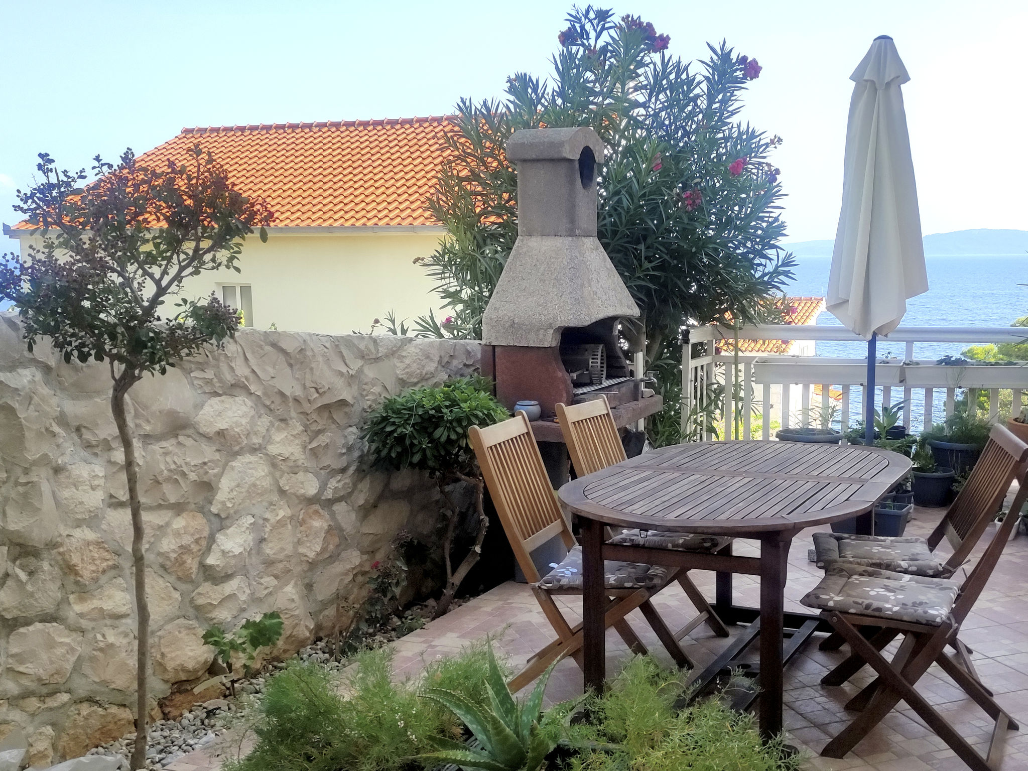 Mit Parkplatz und Straßenansicht-Dehors