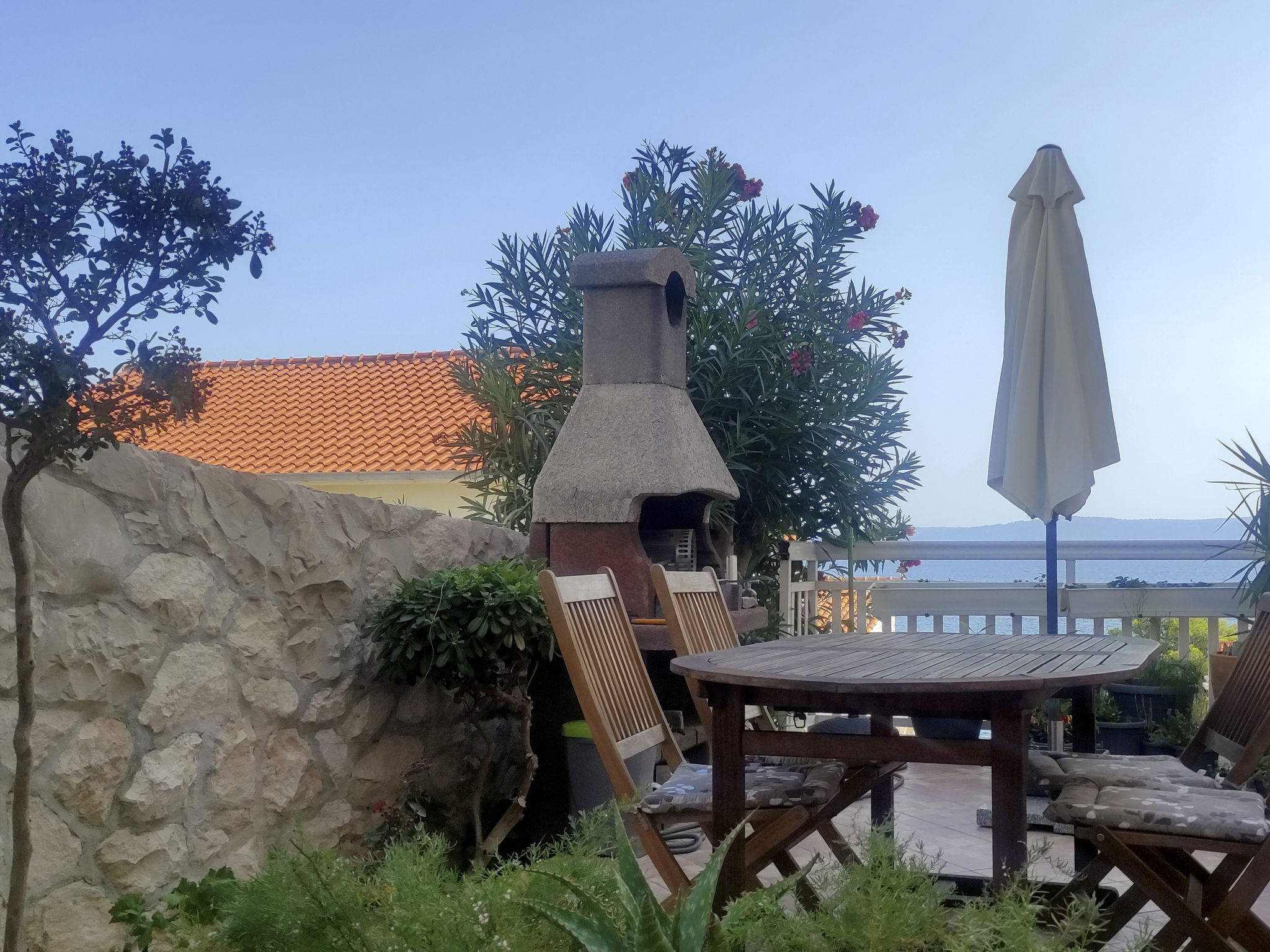 Mit Parkplatz und Straßenansicht-Dehors