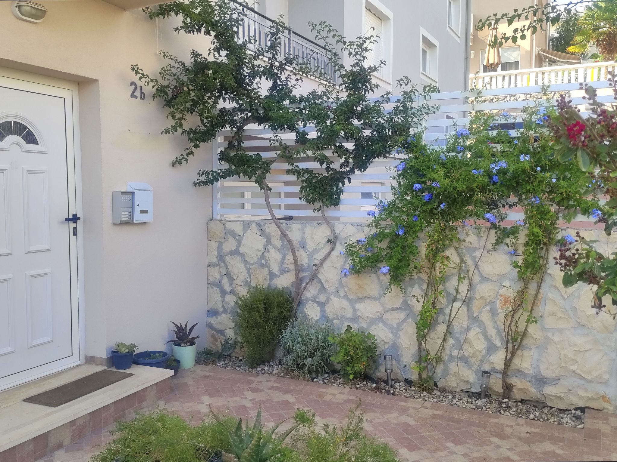 Mit Parkplatz und Straßenansicht-Dehors