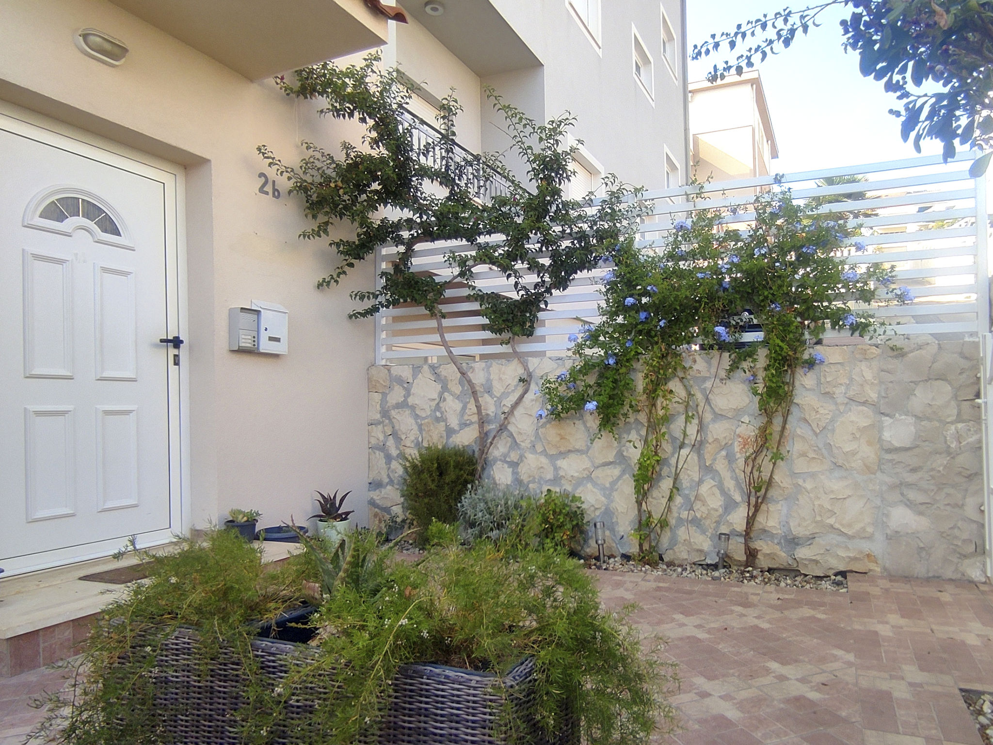 Mit Parkplatz und Straßenansicht-Dehors