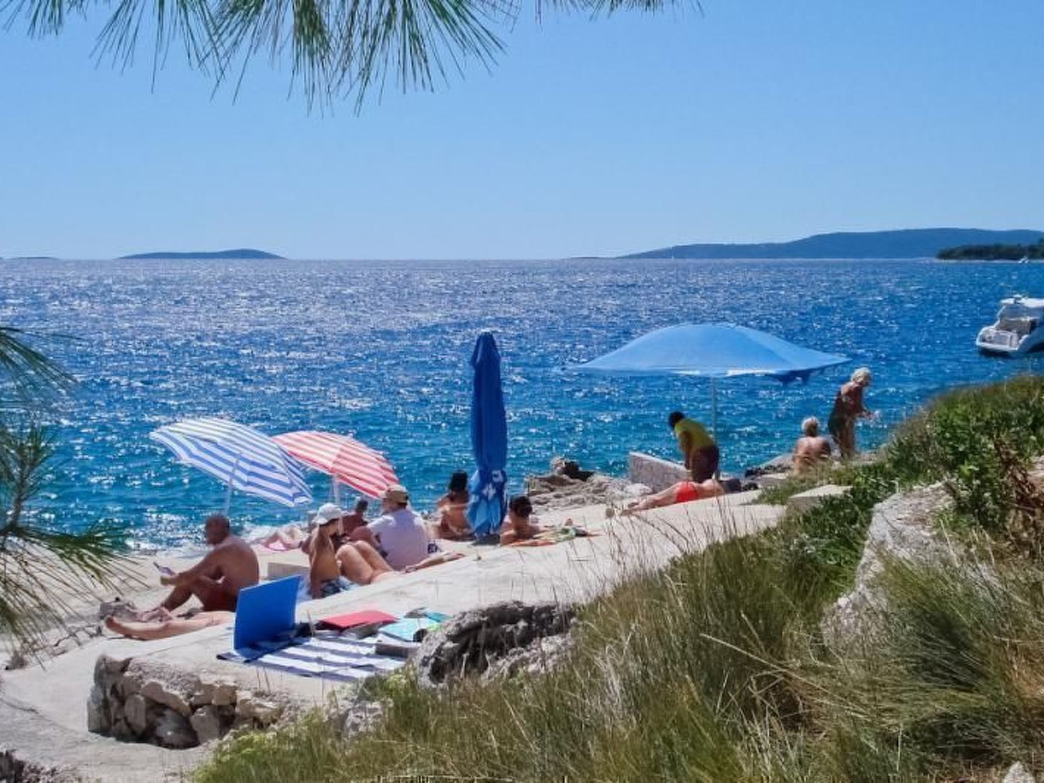 Mit Parkplatz und Straßenansicht-Dehors