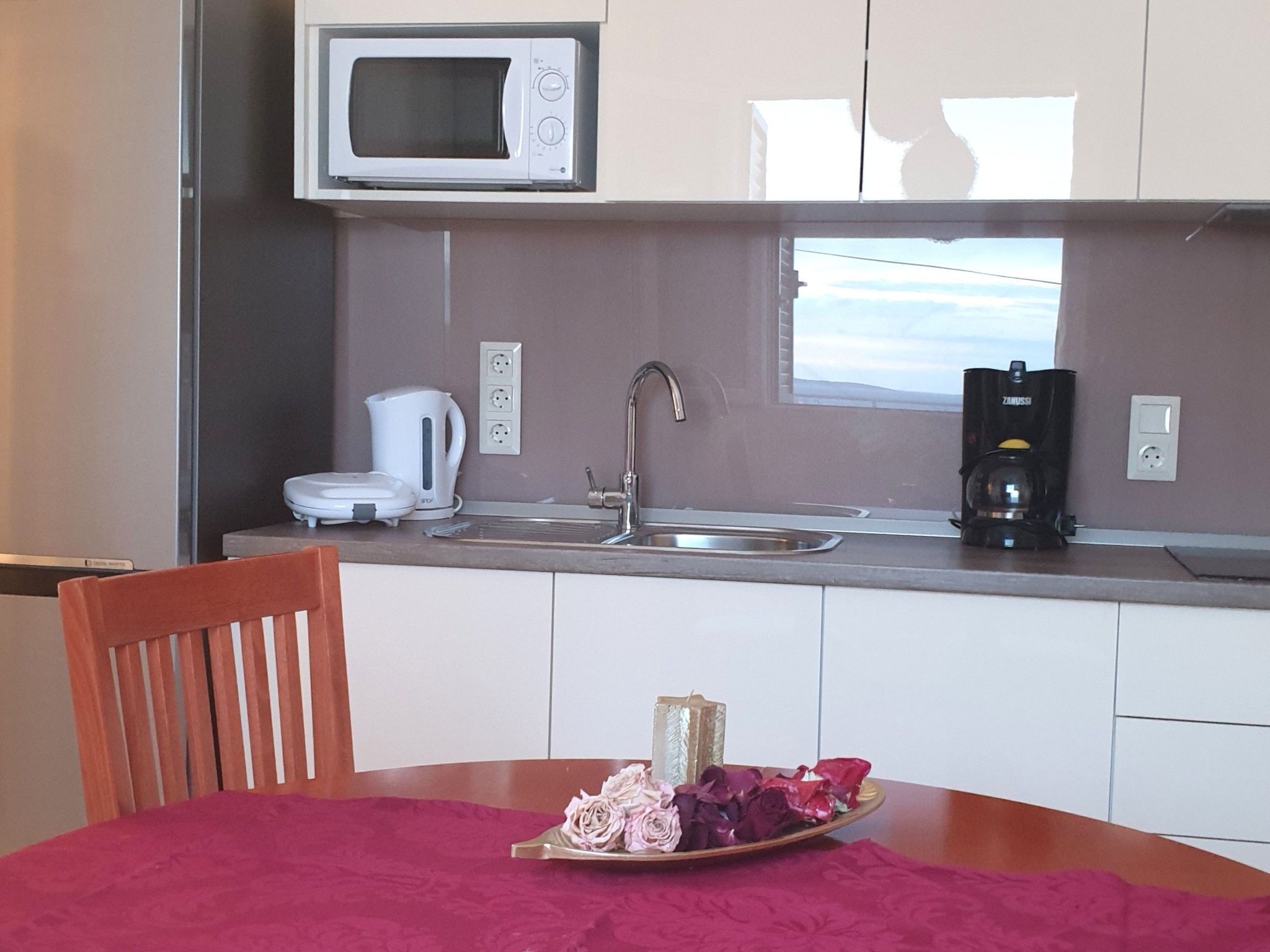 Beheiztes Schwimmbad, schattige Terrasse mit Meerblick-Dedans