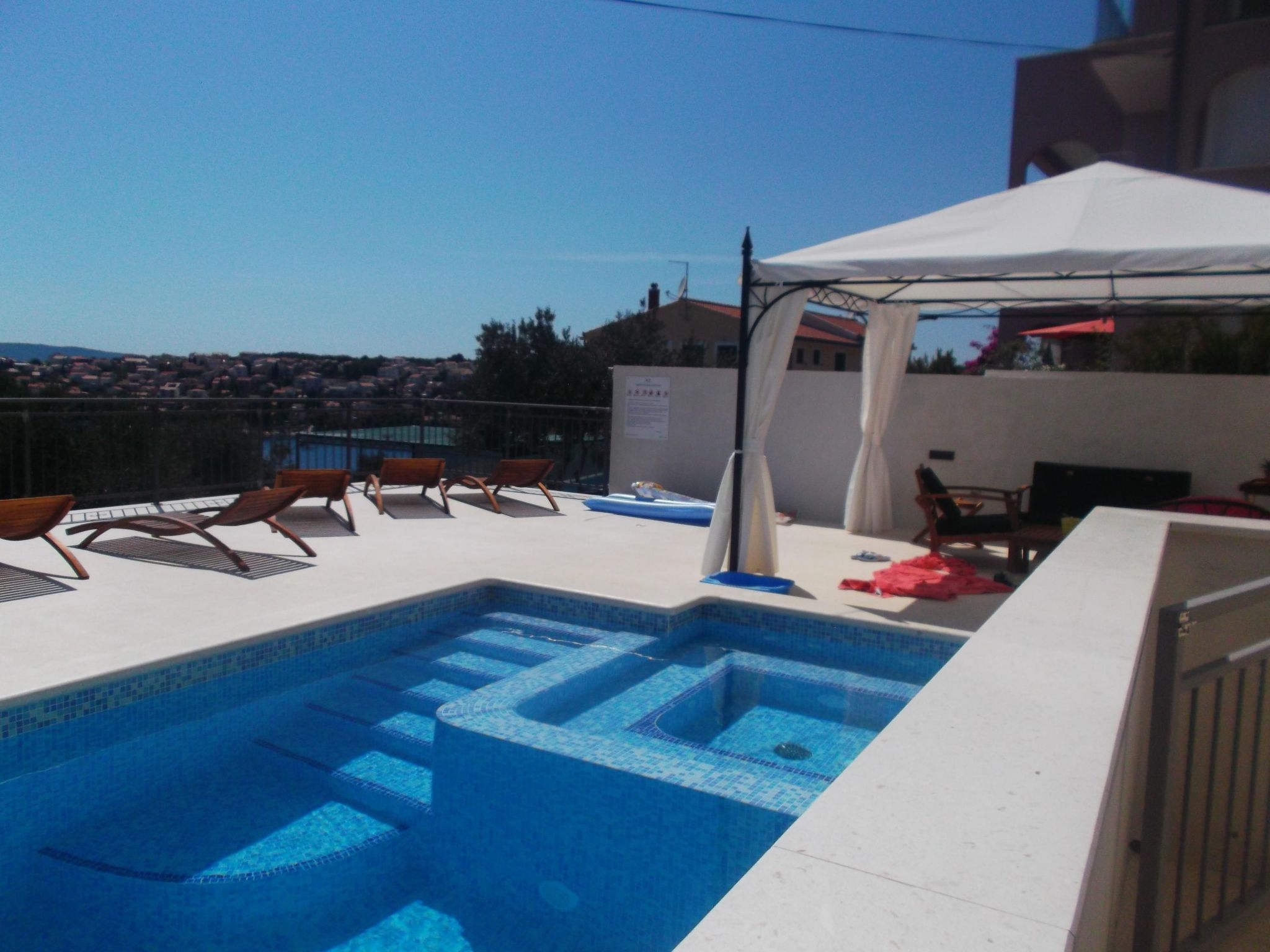 Beheiztes Schwimmbad, schattige Terrasse mit Meerblick — Pool Outdoor (5 of 16)